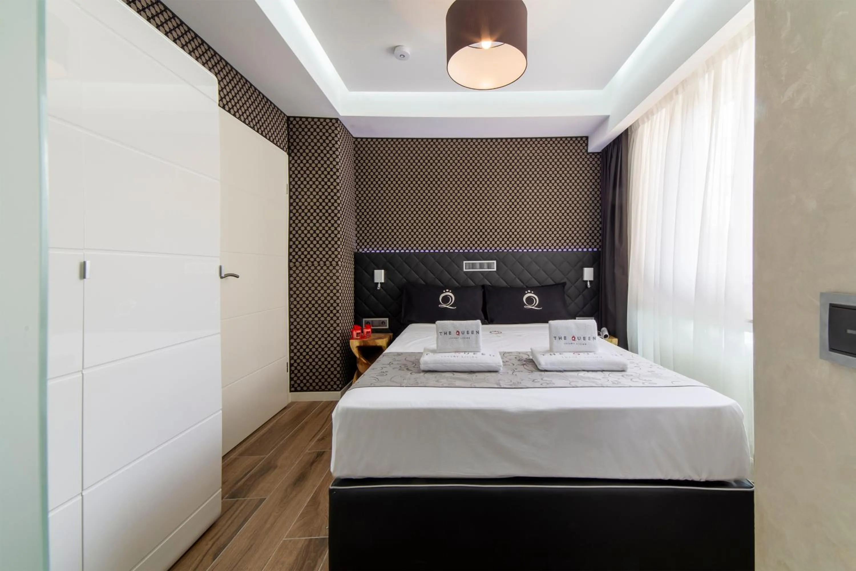 Bedroom, Bed in The Queen Luxury Apartments - Villa Carlotta