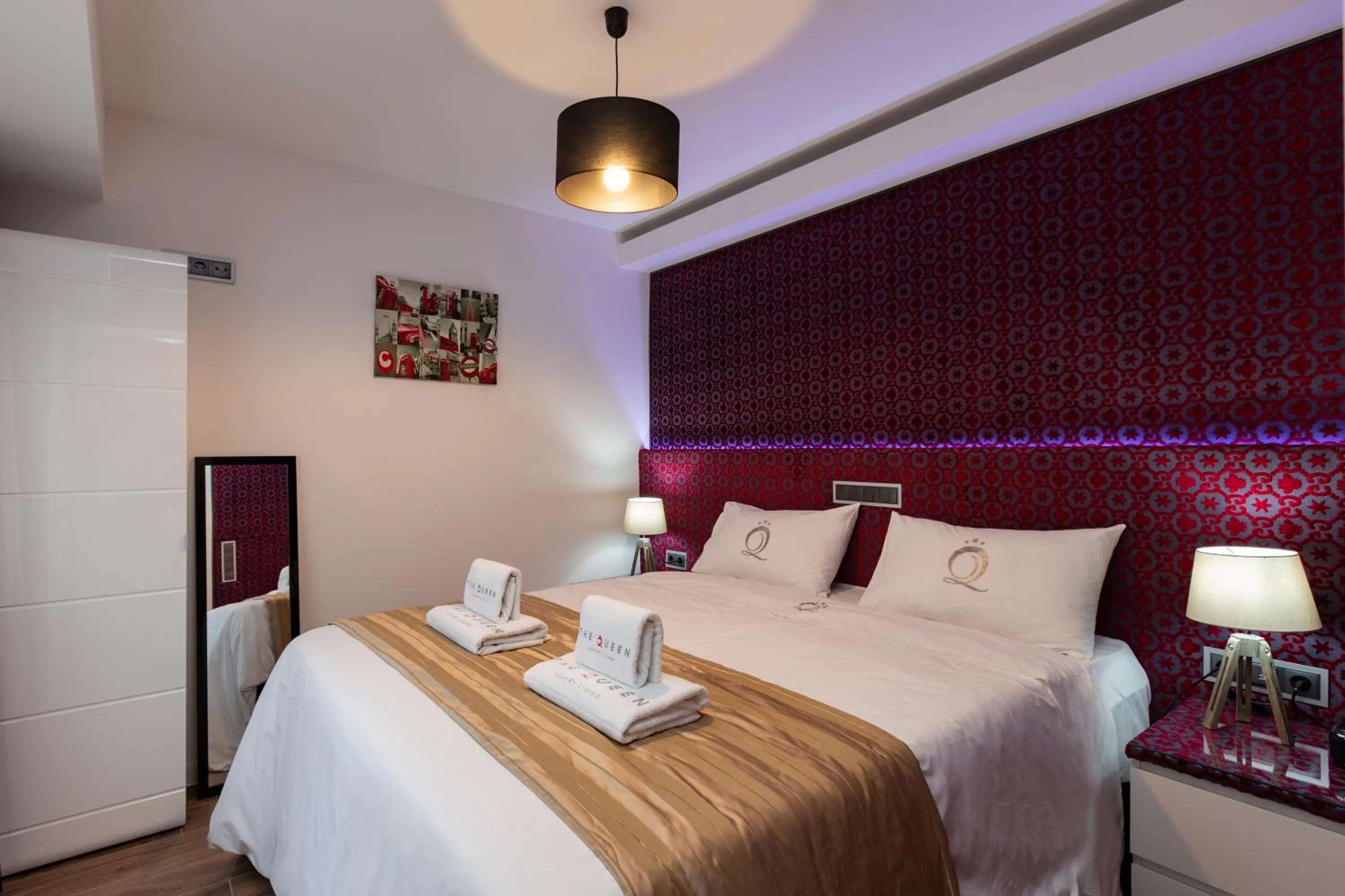 Bedroom, Bed in The Queen Luxury Apartments - Villa Carlotta