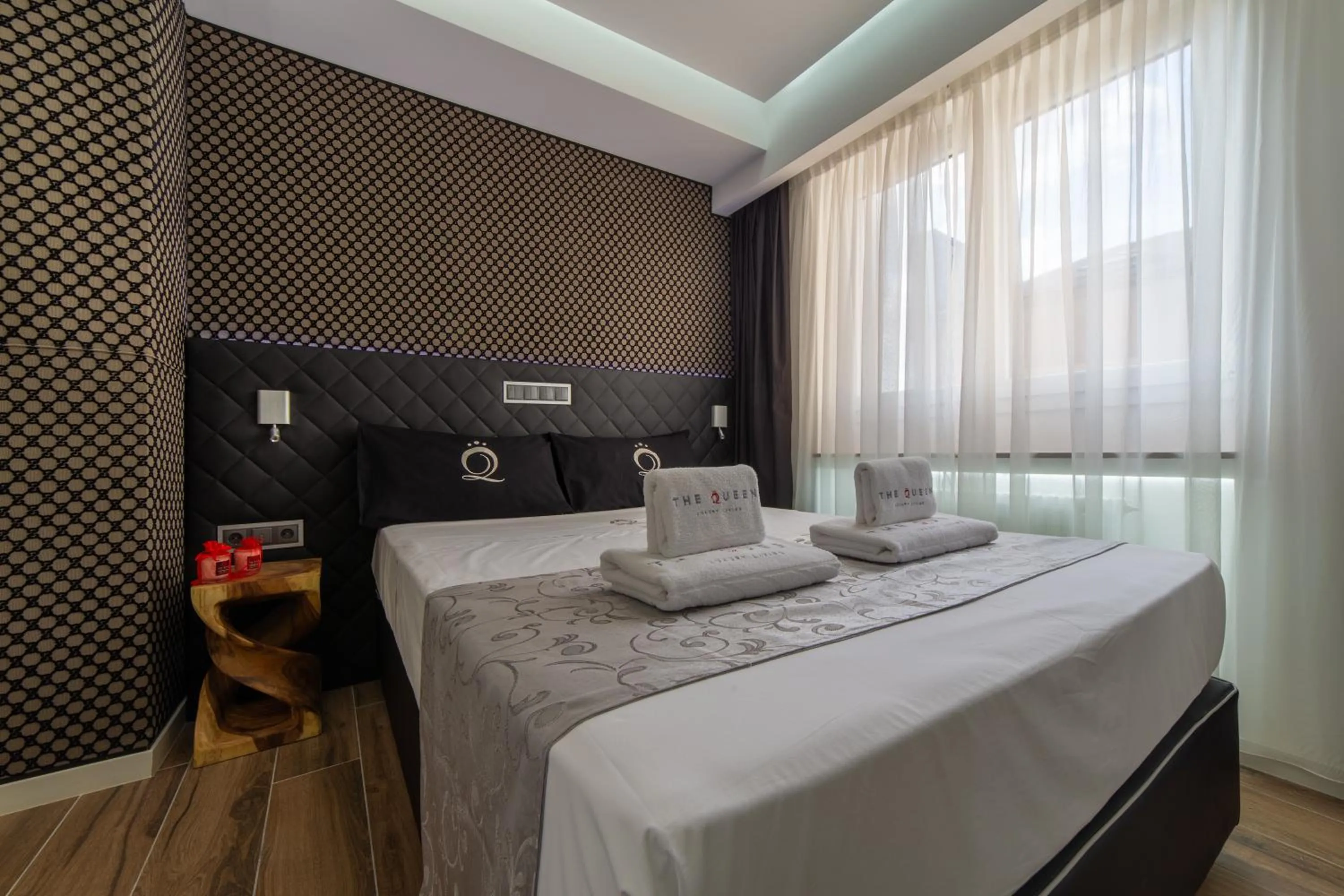 Bedroom, Bed in The Queen Luxury Apartments - Villa Carlotta