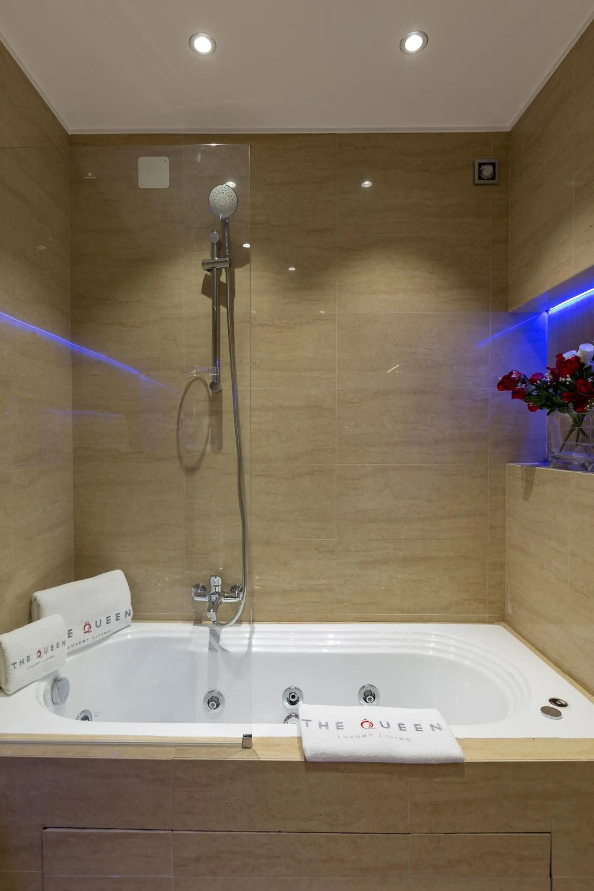 Bath in The Queen Luxury Apartments - Villa Carlotta