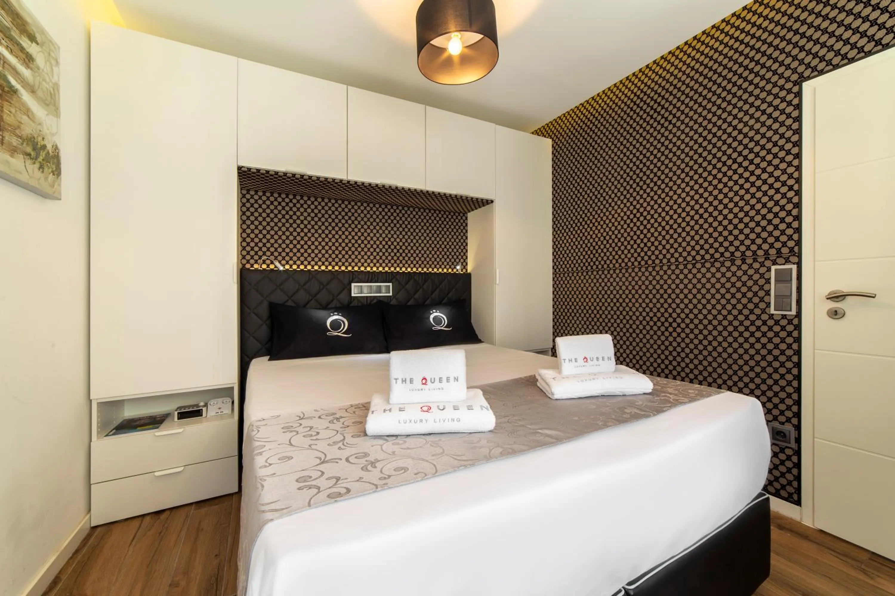 Bed in The Queen Luxury Apartments - Villa Carlotta