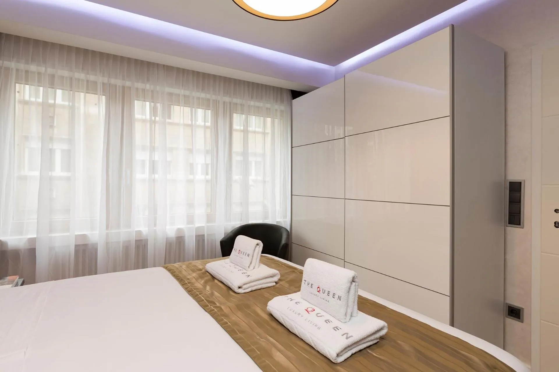 Bedroom, Bed in The Queen Luxury Apartments - Villa Carlotta