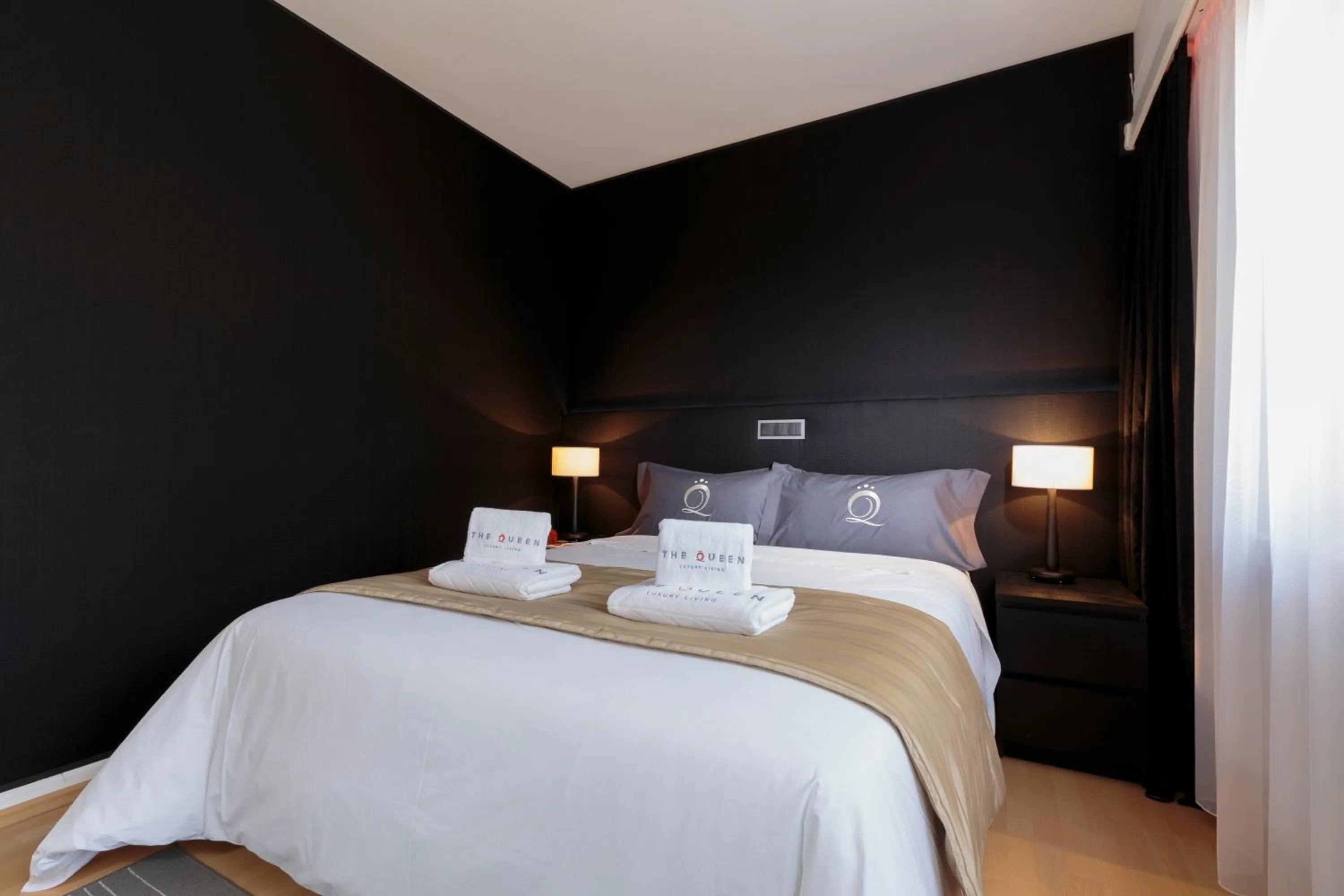 Bedroom, Bed in The Queen Luxury Apartments - Villa Carlotta