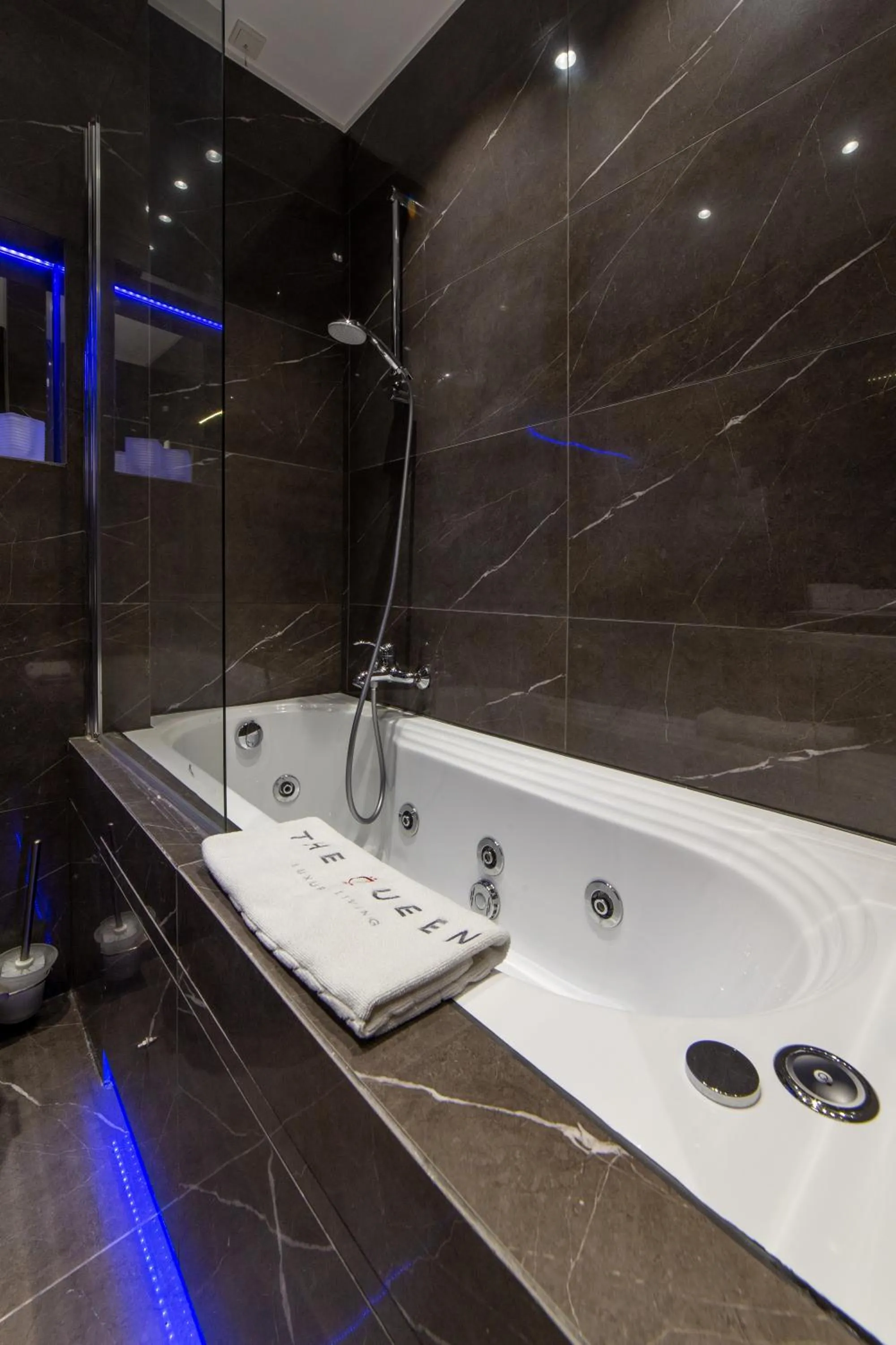 Bathroom in The Queen Luxury Apartments - Villa Carlotta