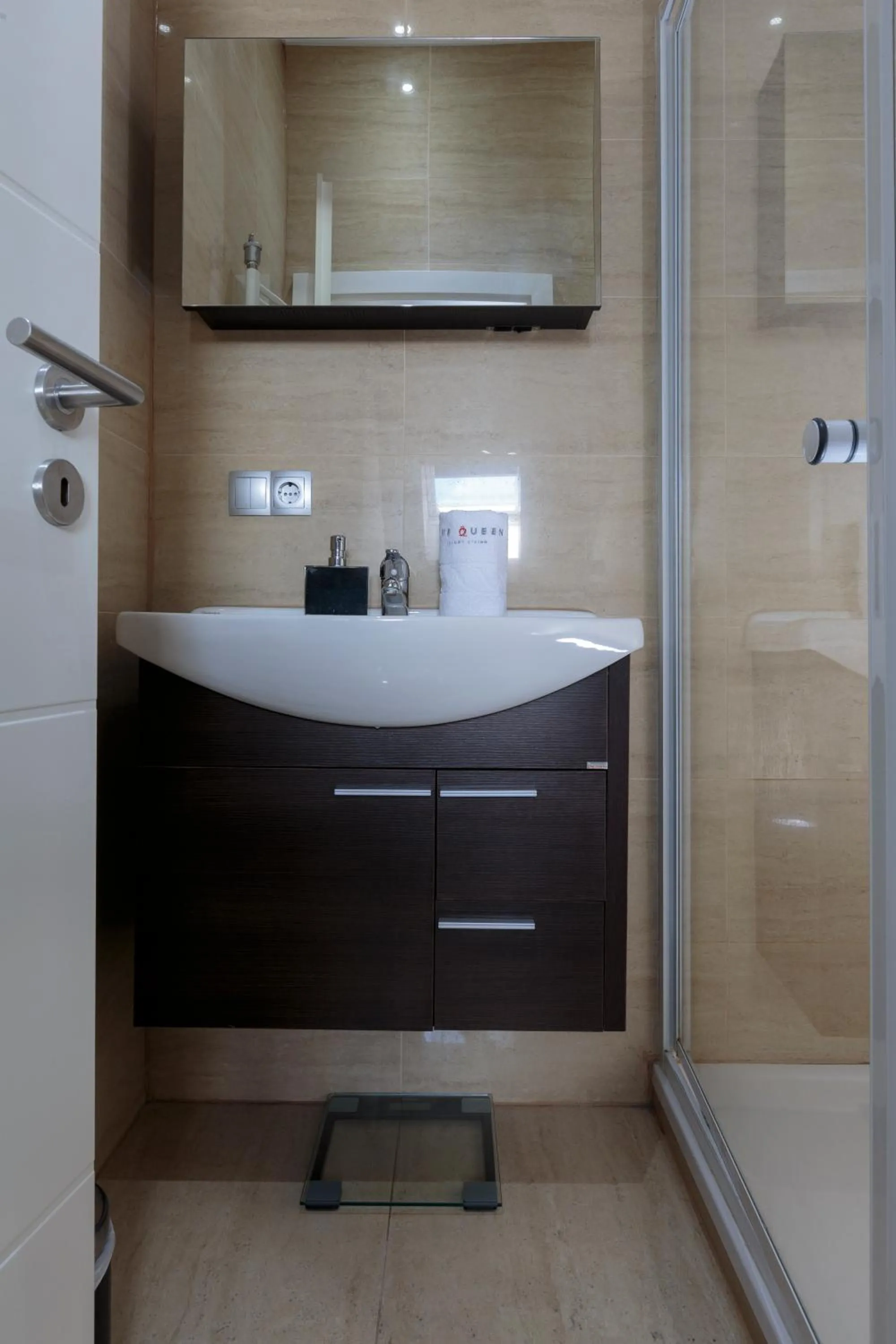 Shower in The Queen Luxury Apartments - Villa Carlotta