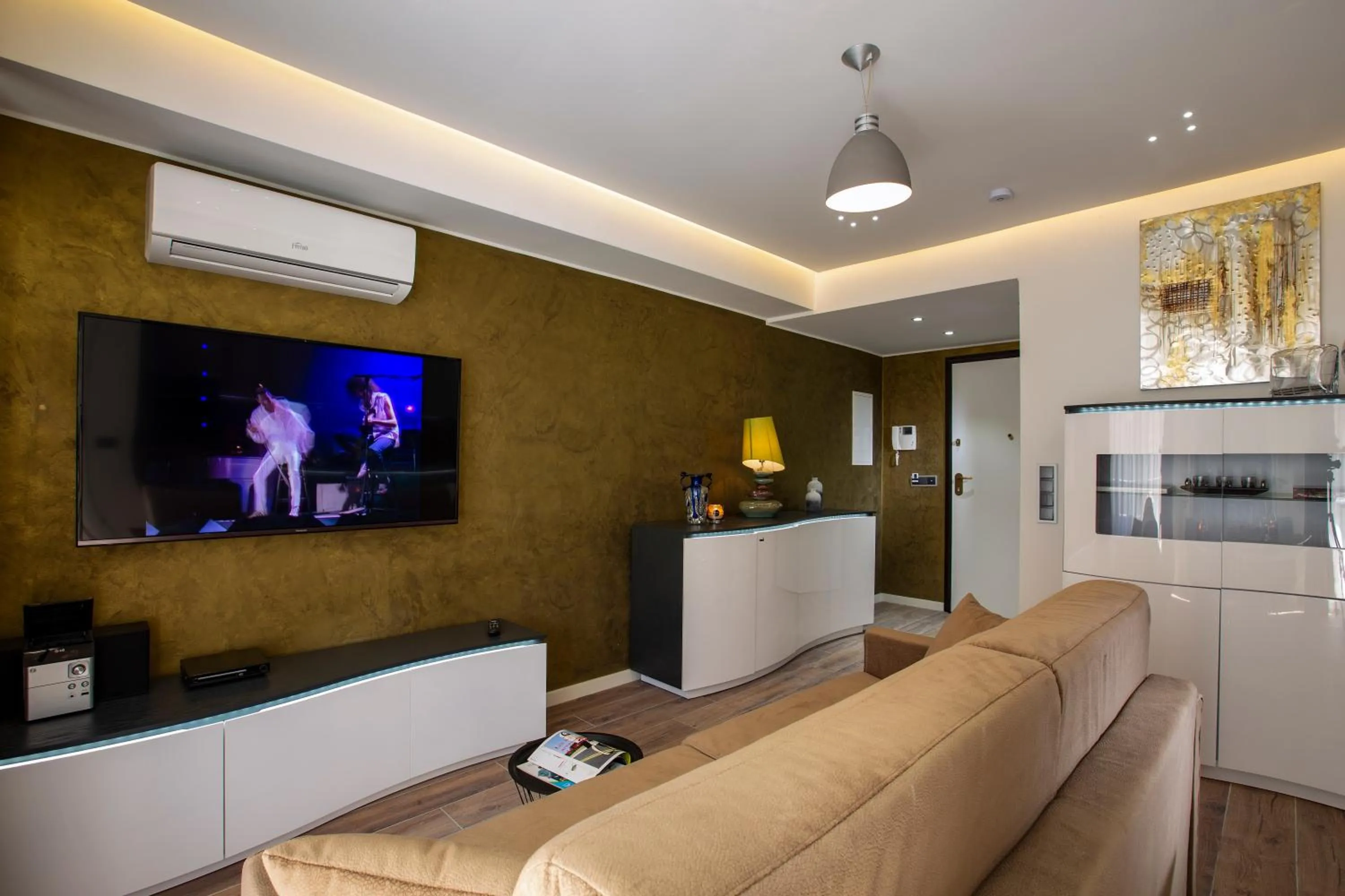 TV and multimedia in The Queen Luxury Apartments - Villa Carlotta