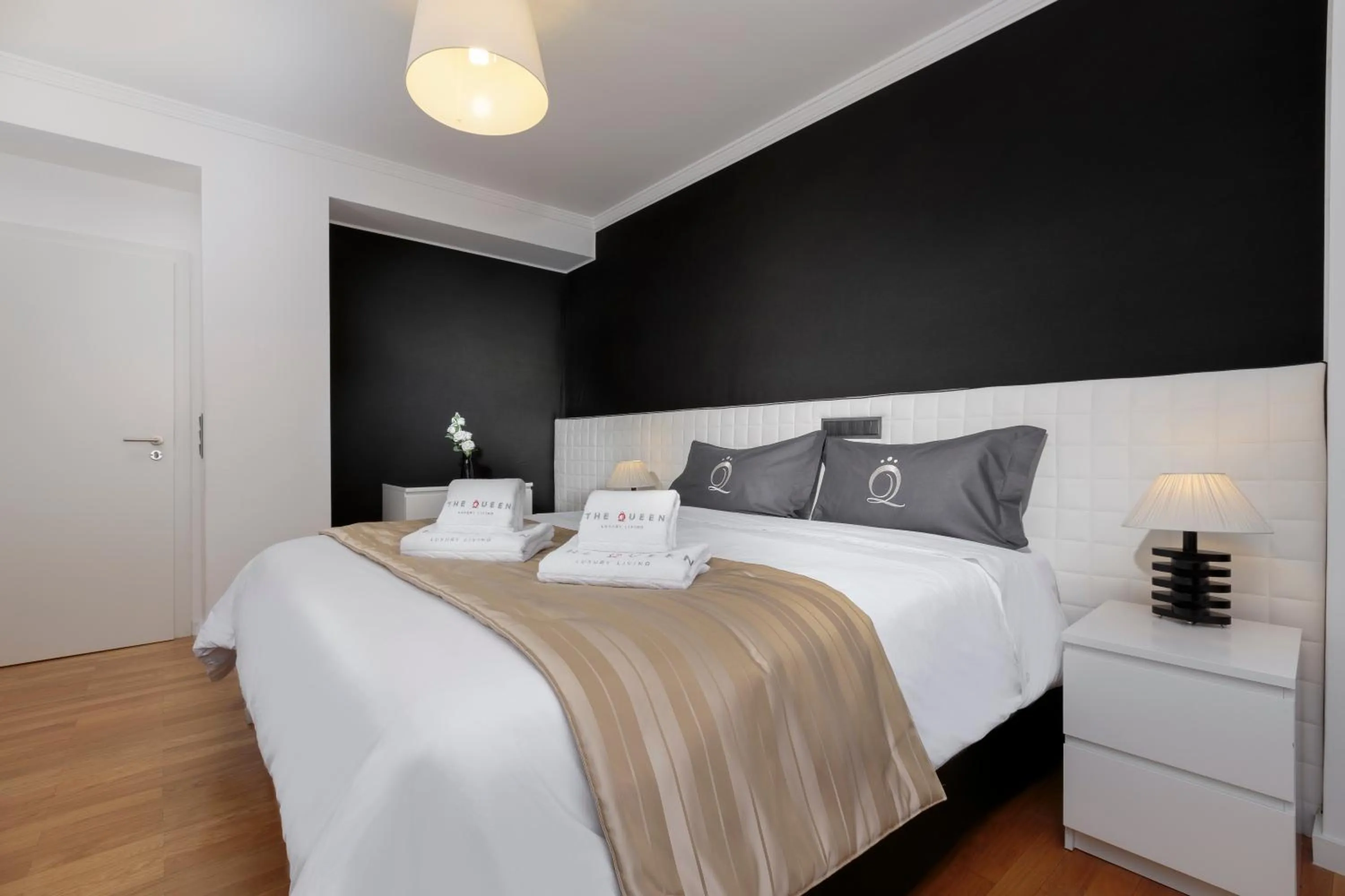 Bedroom, Bed in The Queen Luxury Apartments - Villa Carlotta