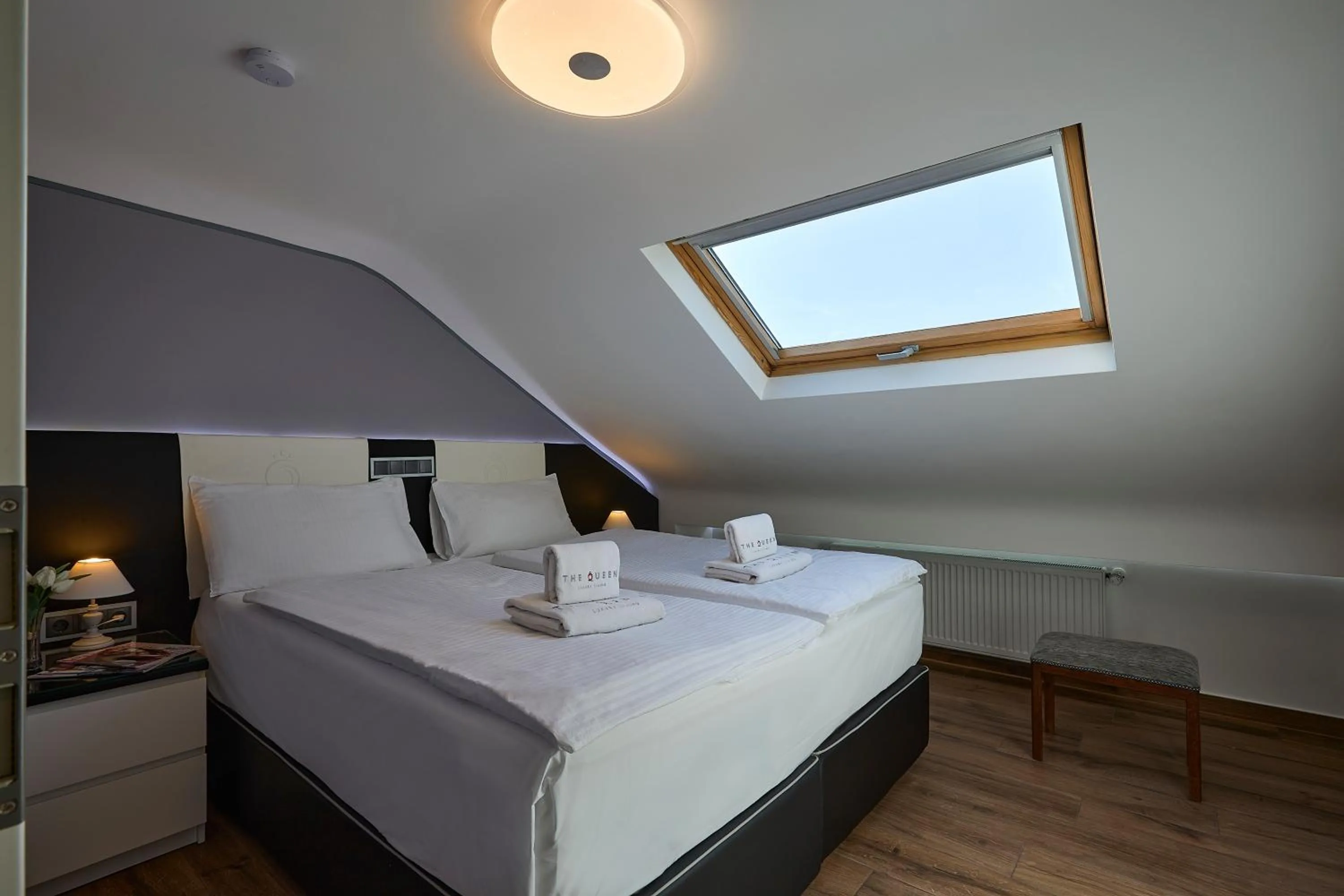 Bedroom, Bed in The Queen Luxury Apartments - Villa Carlotta