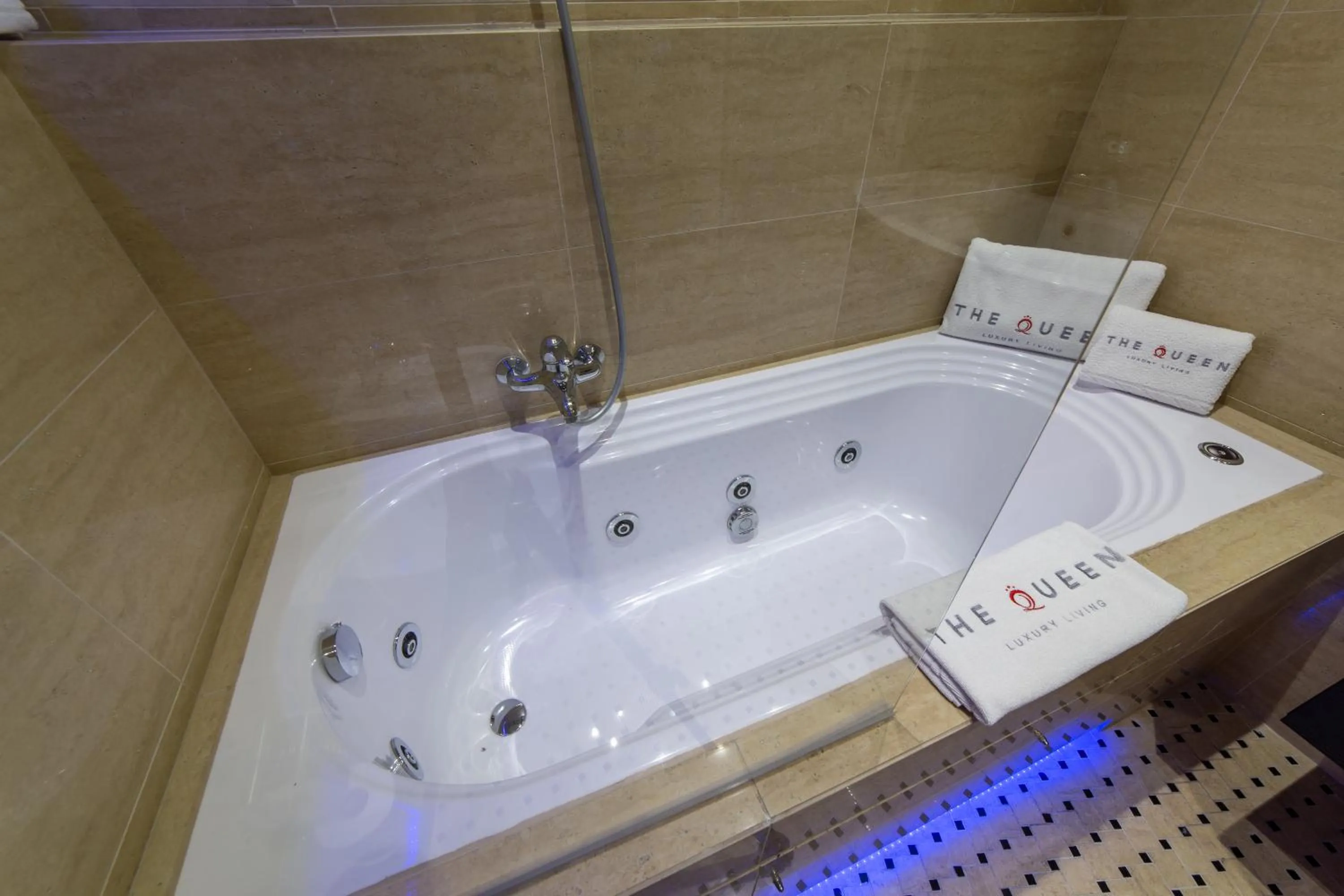 Hot Tub in The Queen Luxury Apartments - Villa Carlotta