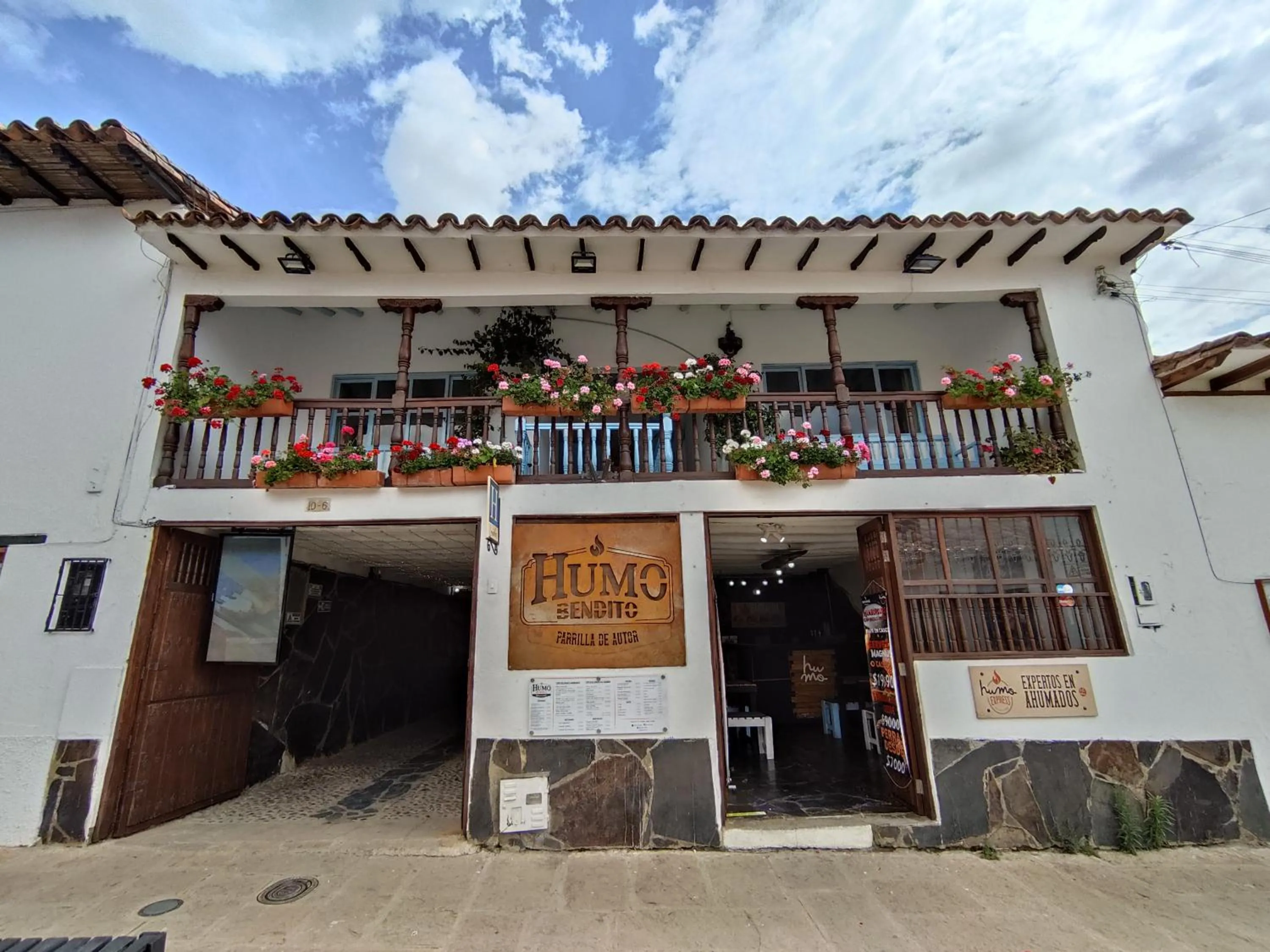 Facade/entrance in Laureles de la Villa