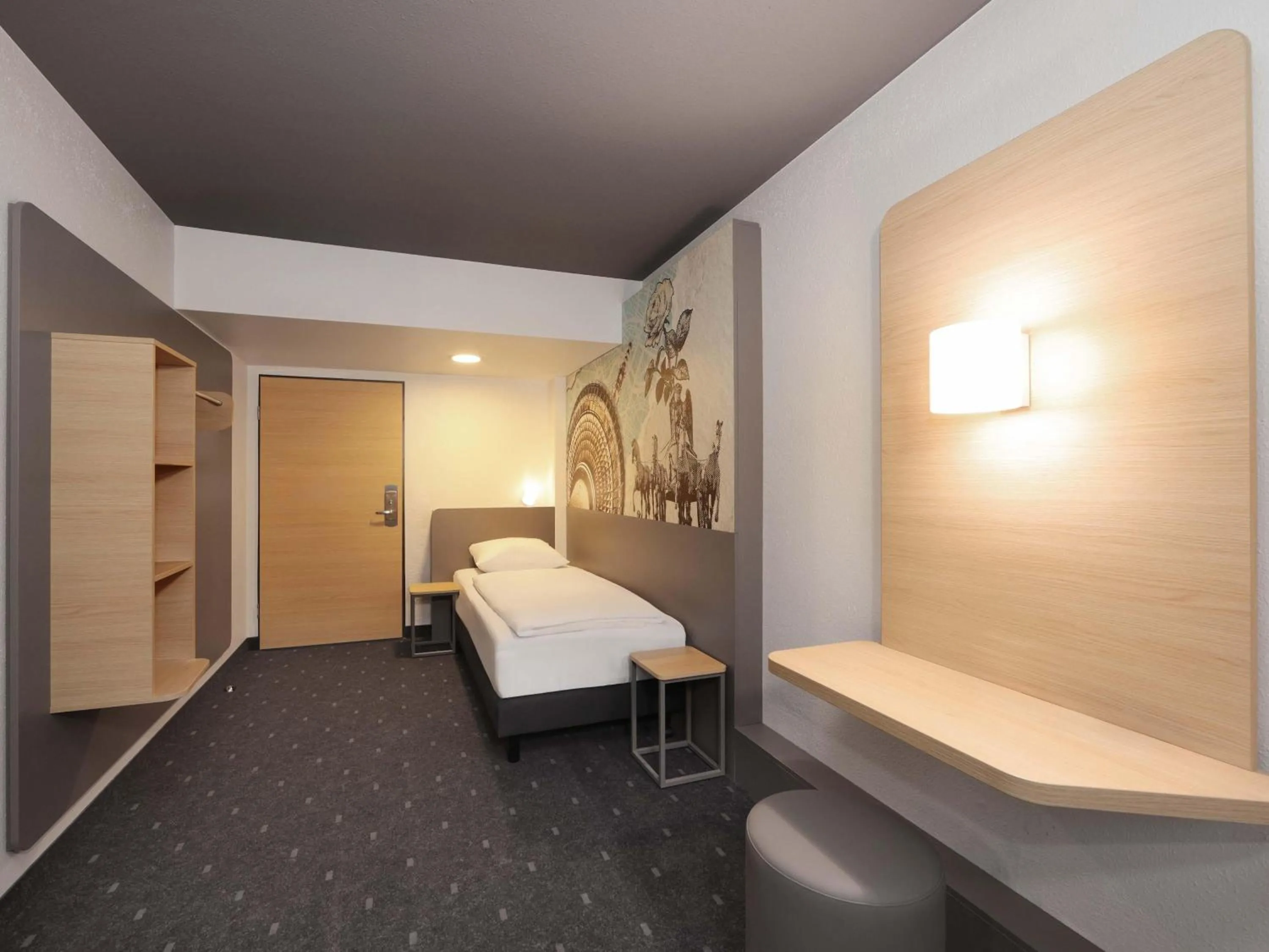 Photo of the whole room, Bed in B&B HOTEL Berlin Genshagen-Nord