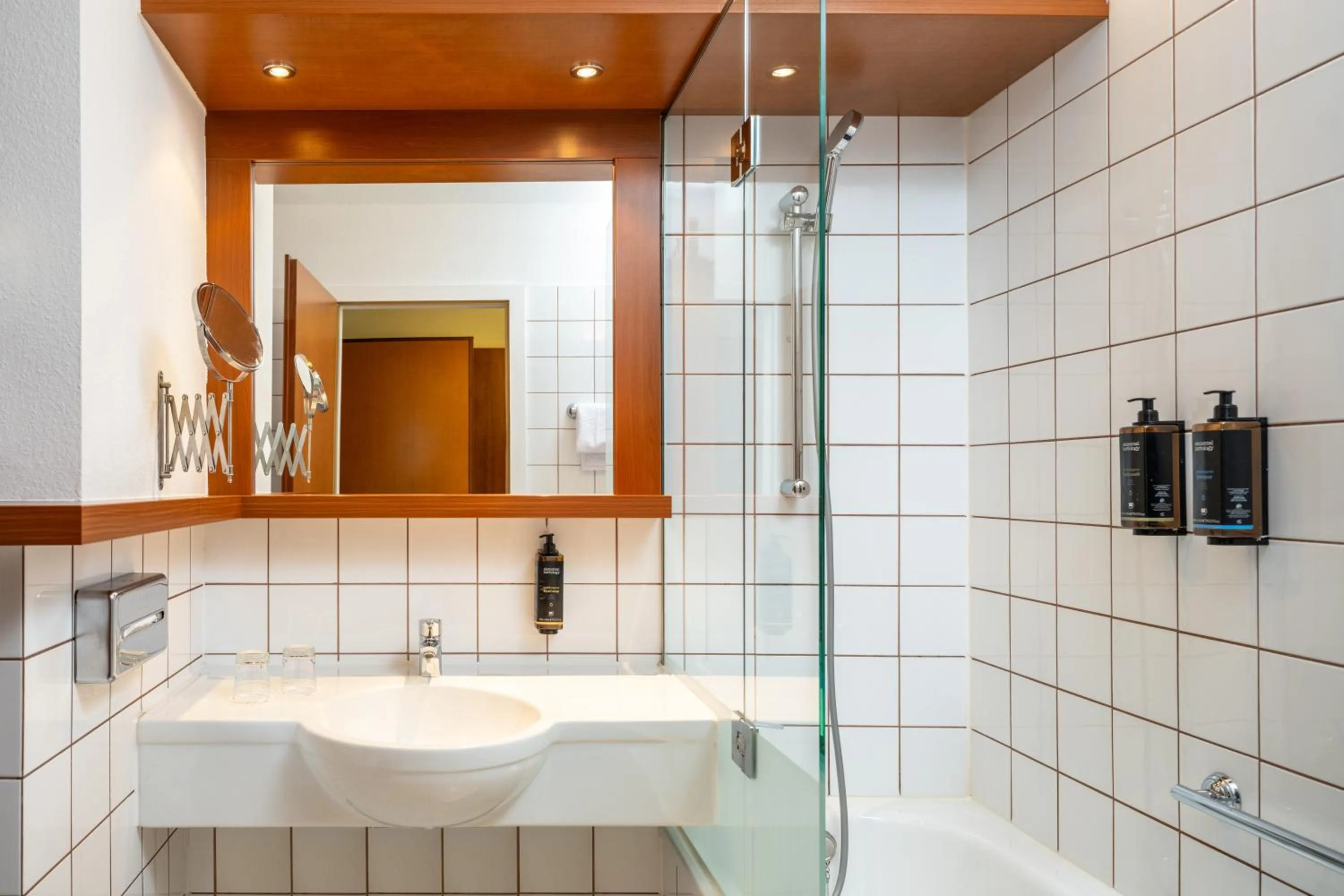 Shower in Hotel Mercure Wien Westbahnhof