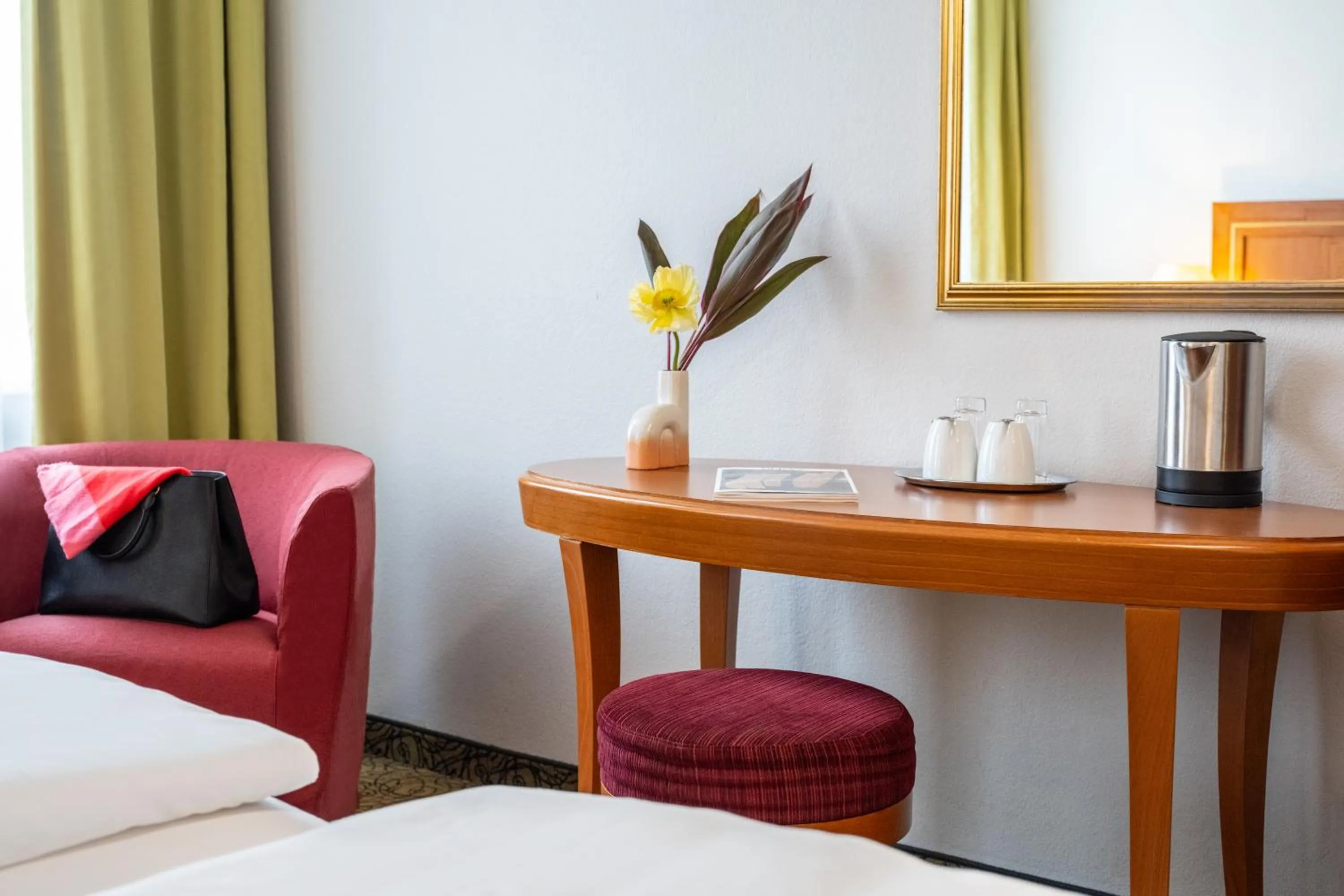 Coffee/tea facilities, Bed in Hotel Mercure Wien Westbahnhof