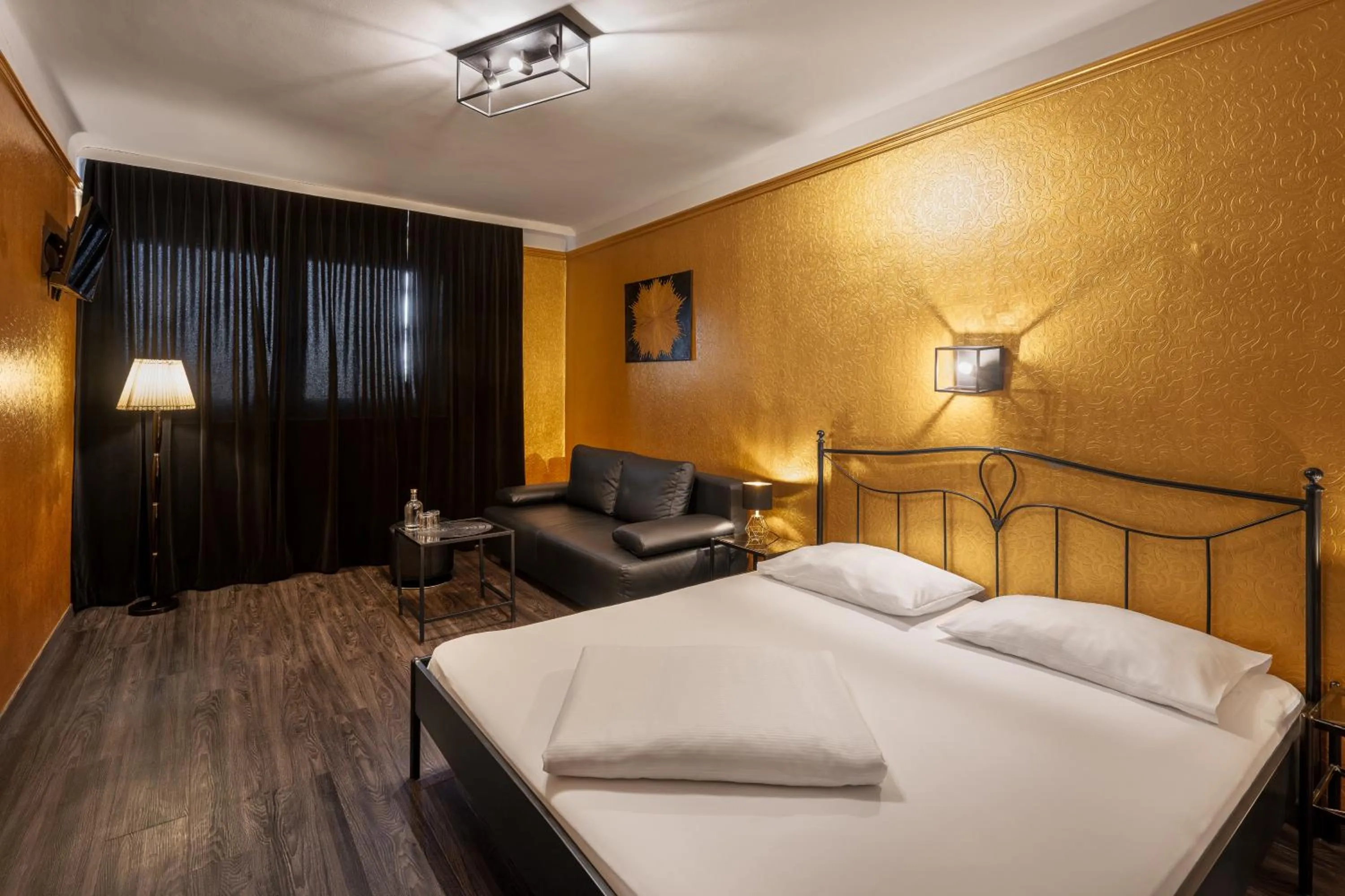 Photo of the whole room, Bed in Hotel Goldene Spinne