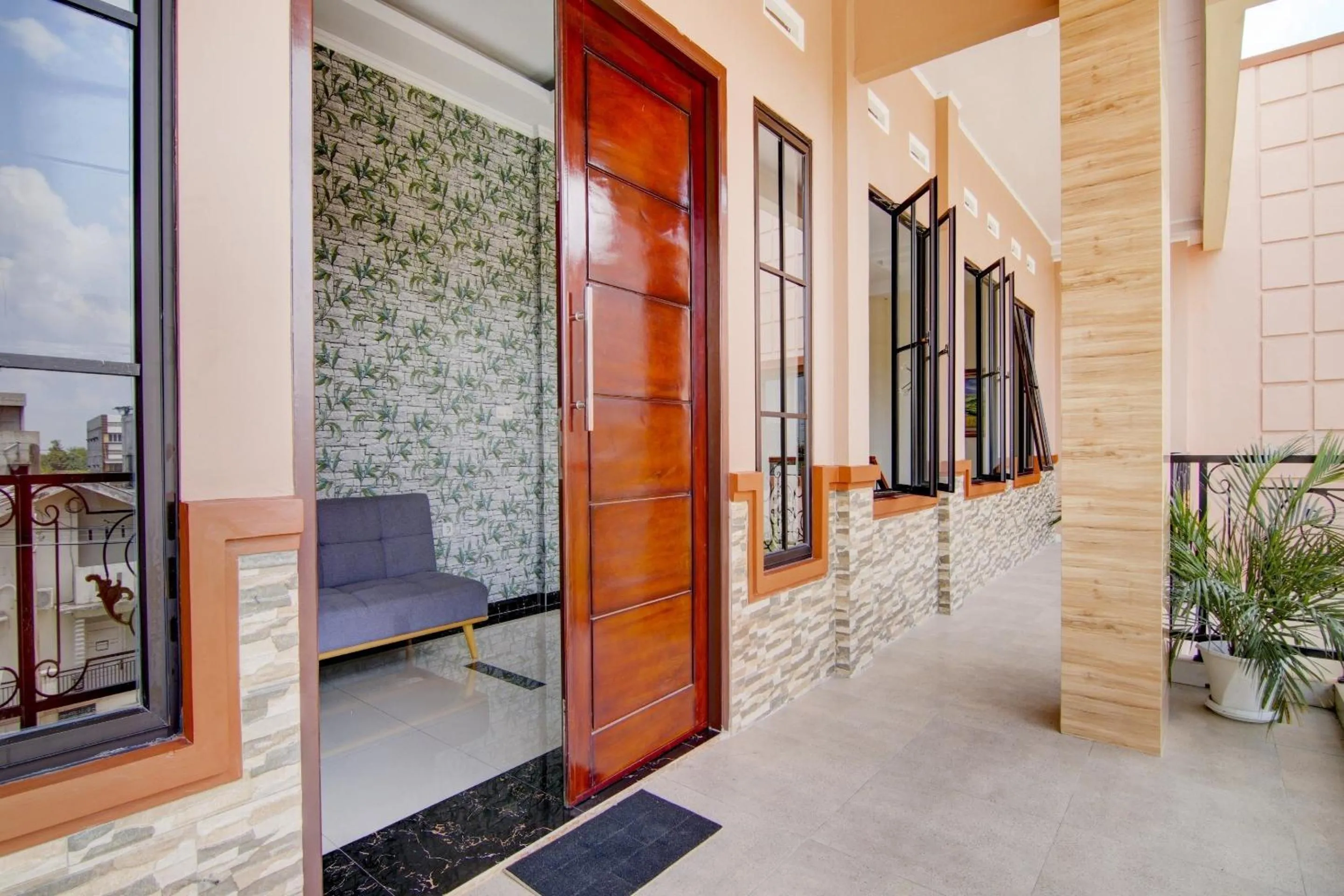 Lobby or reception in OYO 90233 The Shine Residence