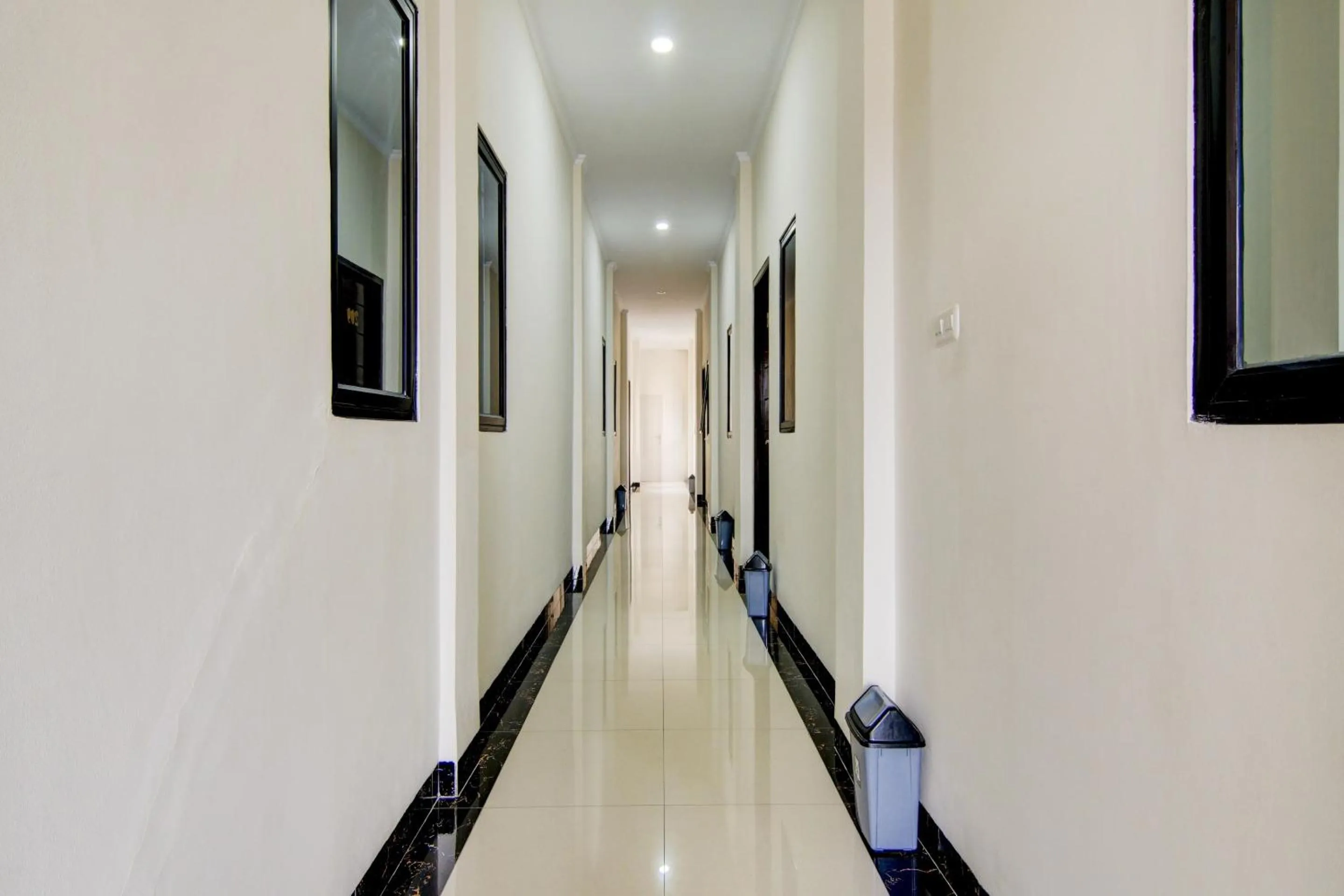 Lobby or reception in OYO 90233 The Shine Residence