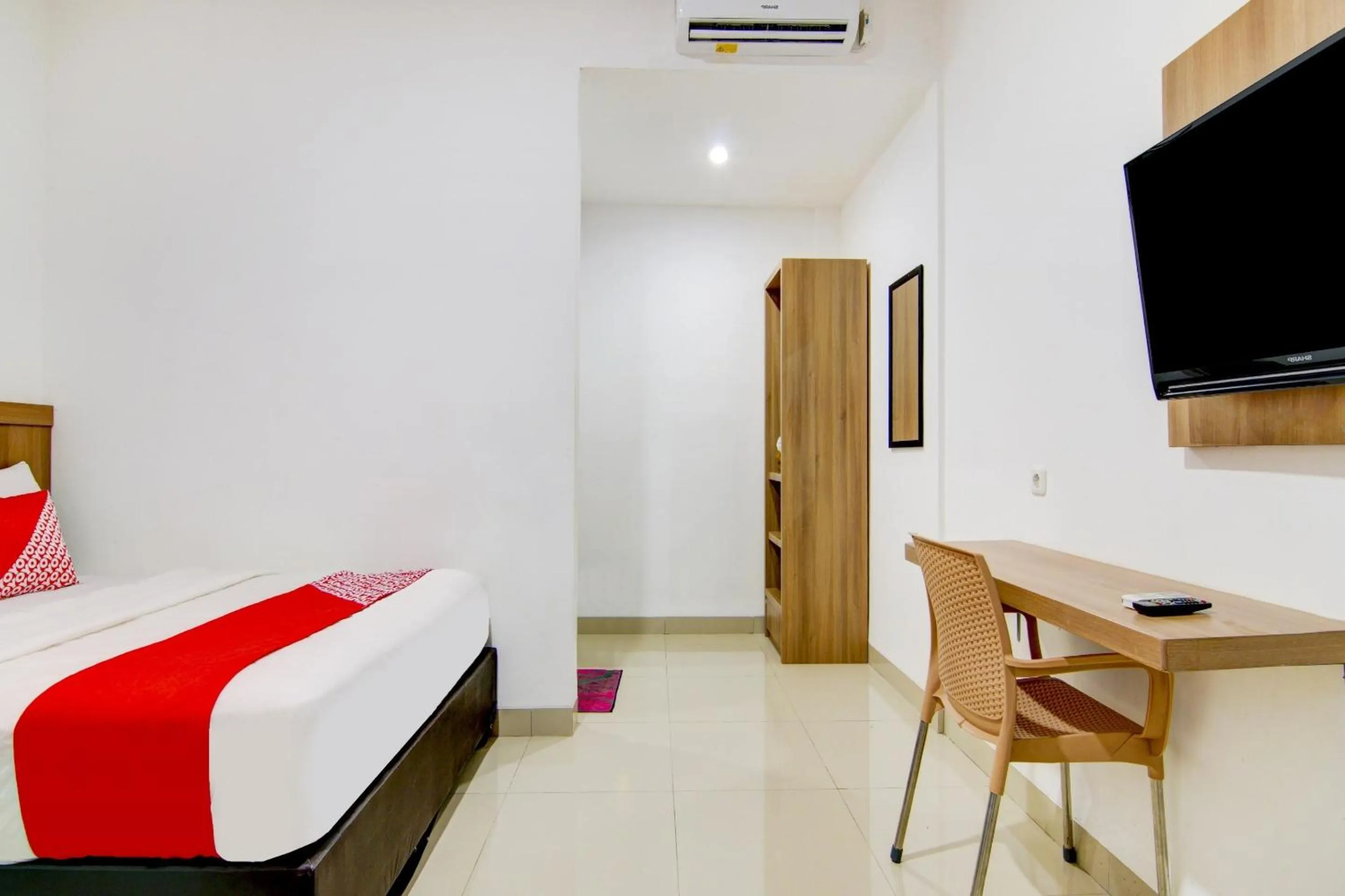 Bedroom in OYO 90233 The Shine Residence