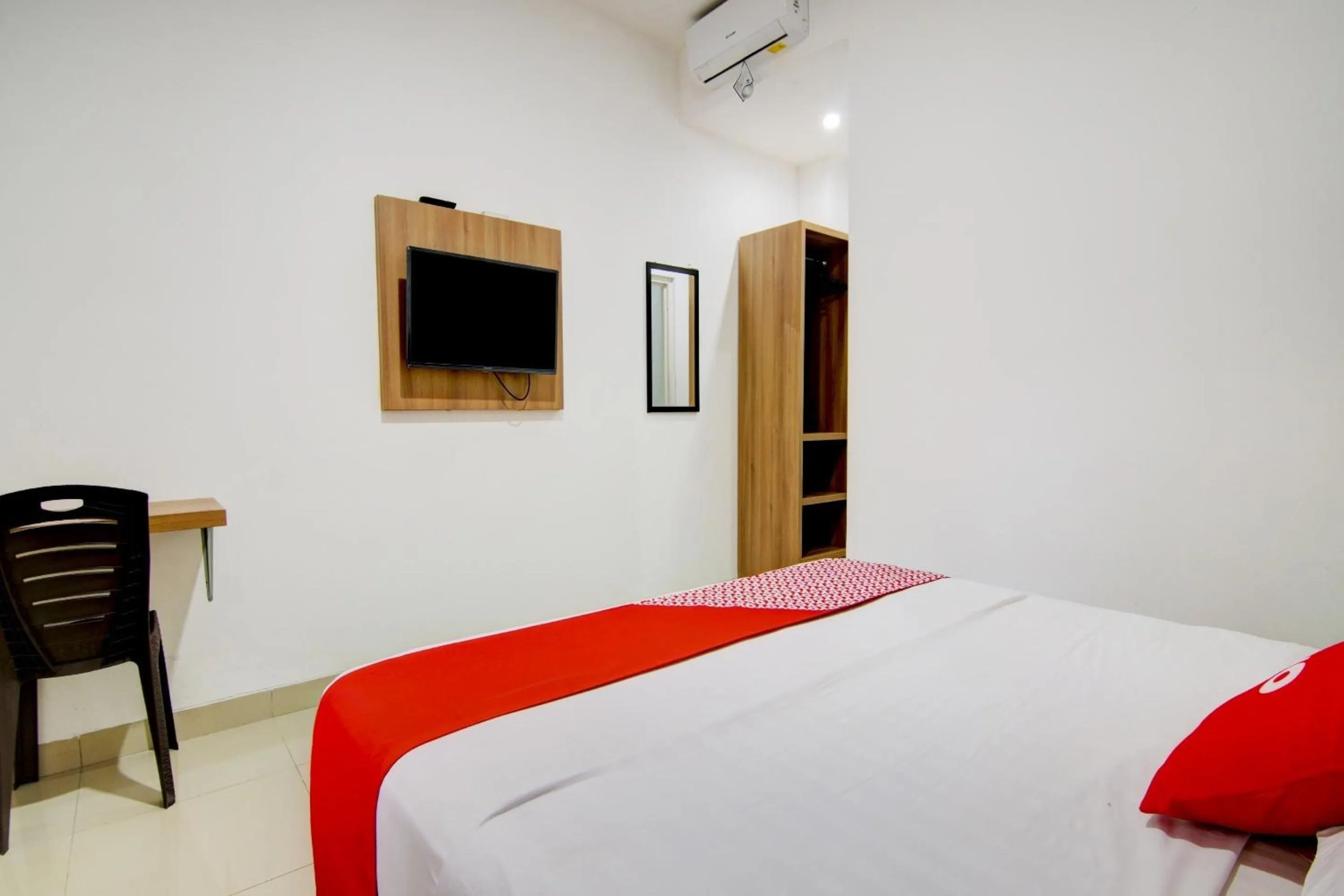 Bedroom in OYO 90233 The Shine Residence