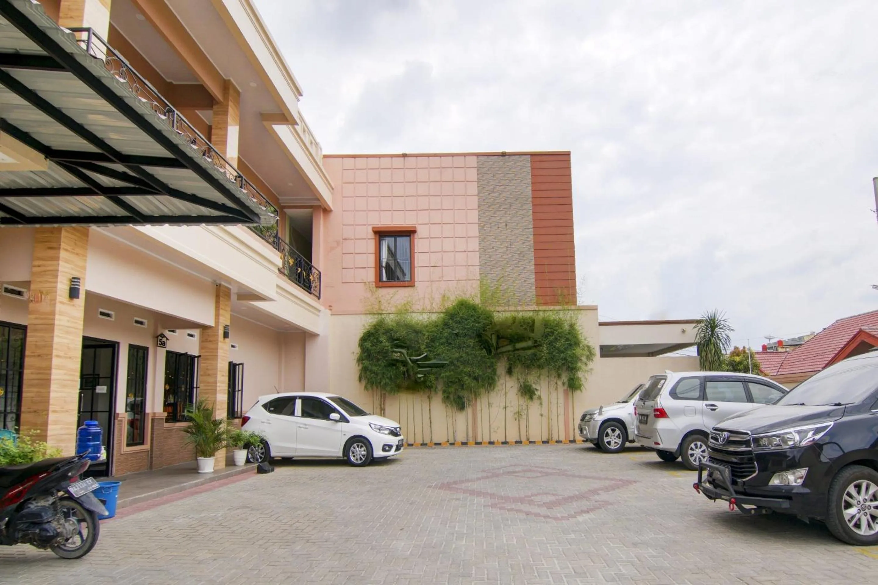 Facade/entrance in OYO 90233 The Shine Residence