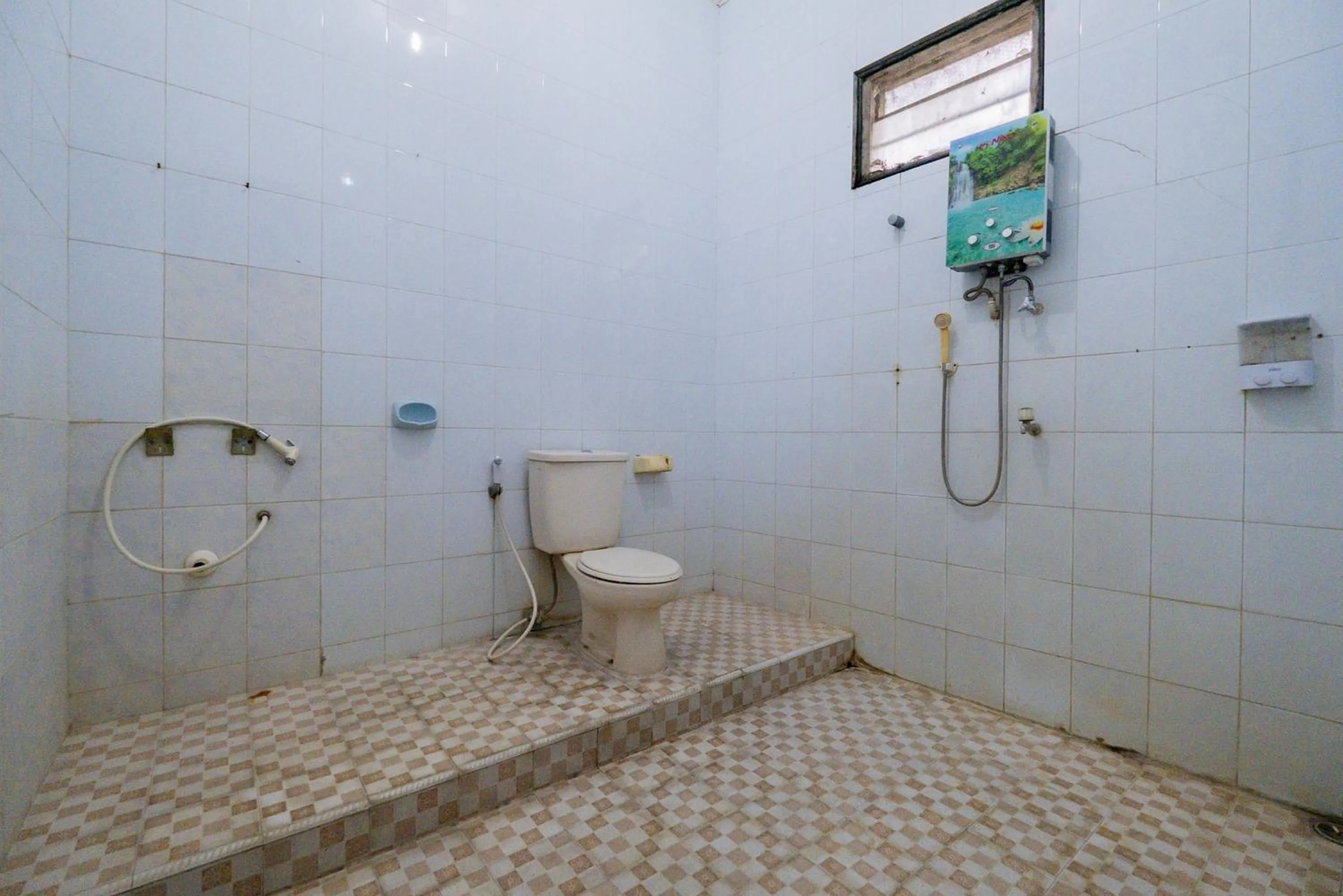Bathroom in Palereman Hotel RedPartner near Jatim Park 1