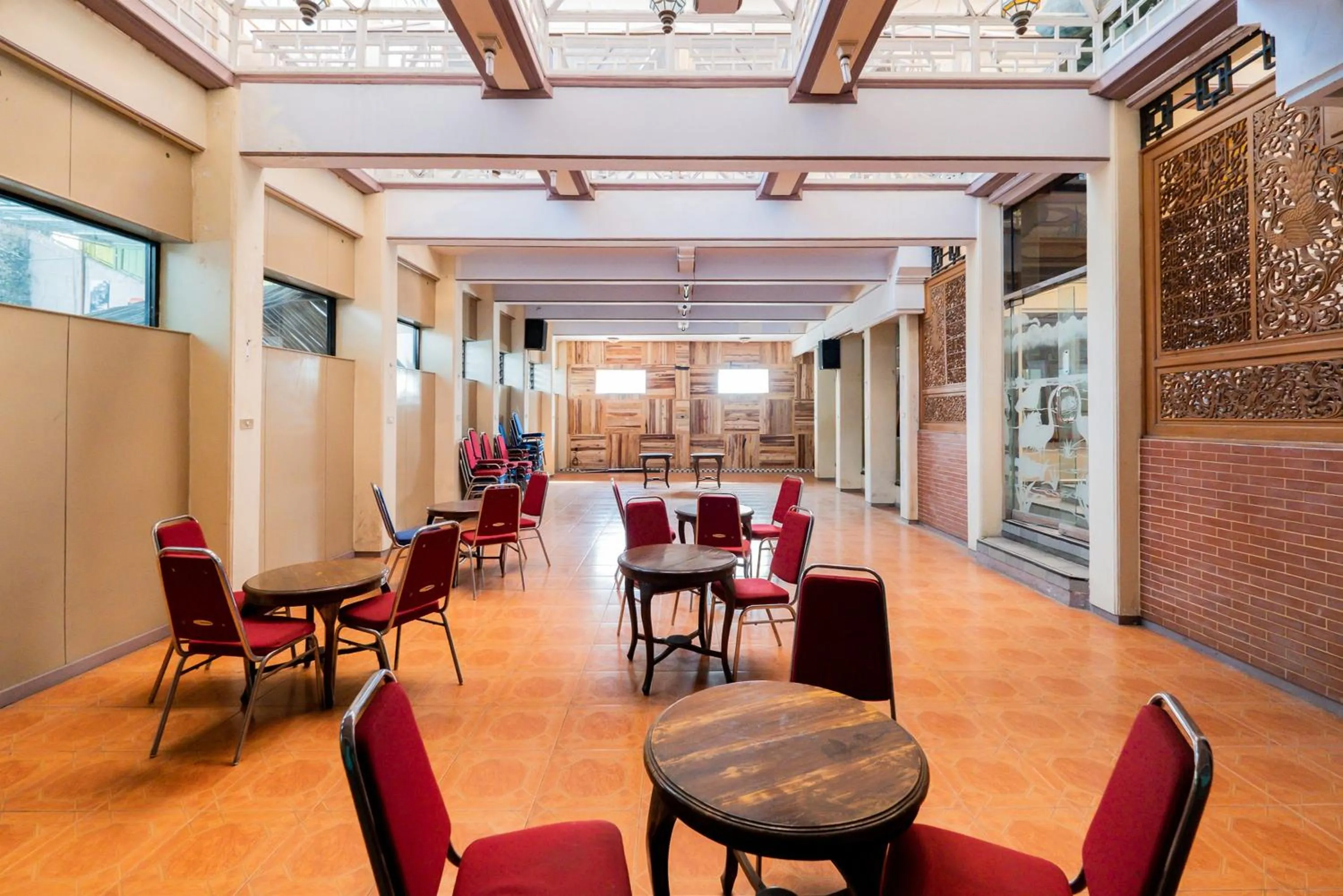 Restaurant/places to eat in Palereman Hotel RedPartner near Jatim Park 1