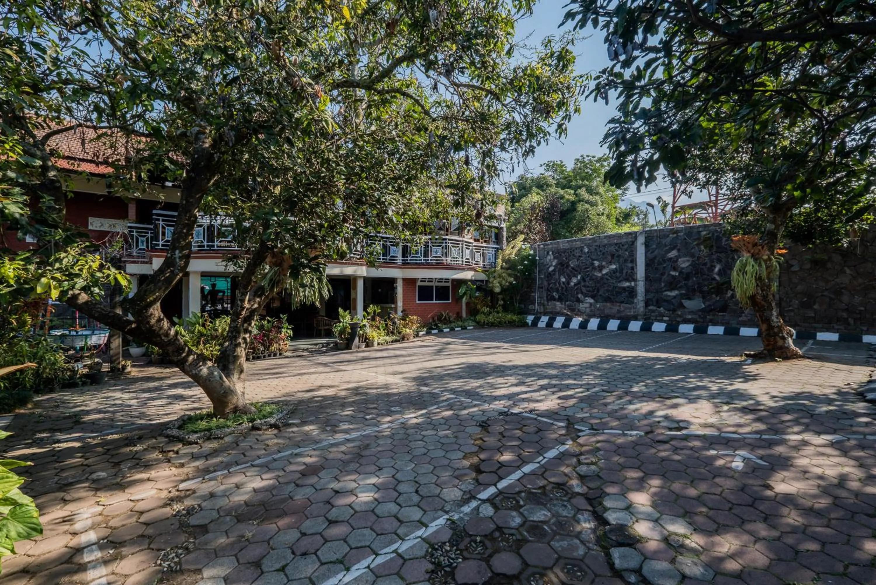 Property building in Palereman Hotel RedPartner near Jatim Park 1