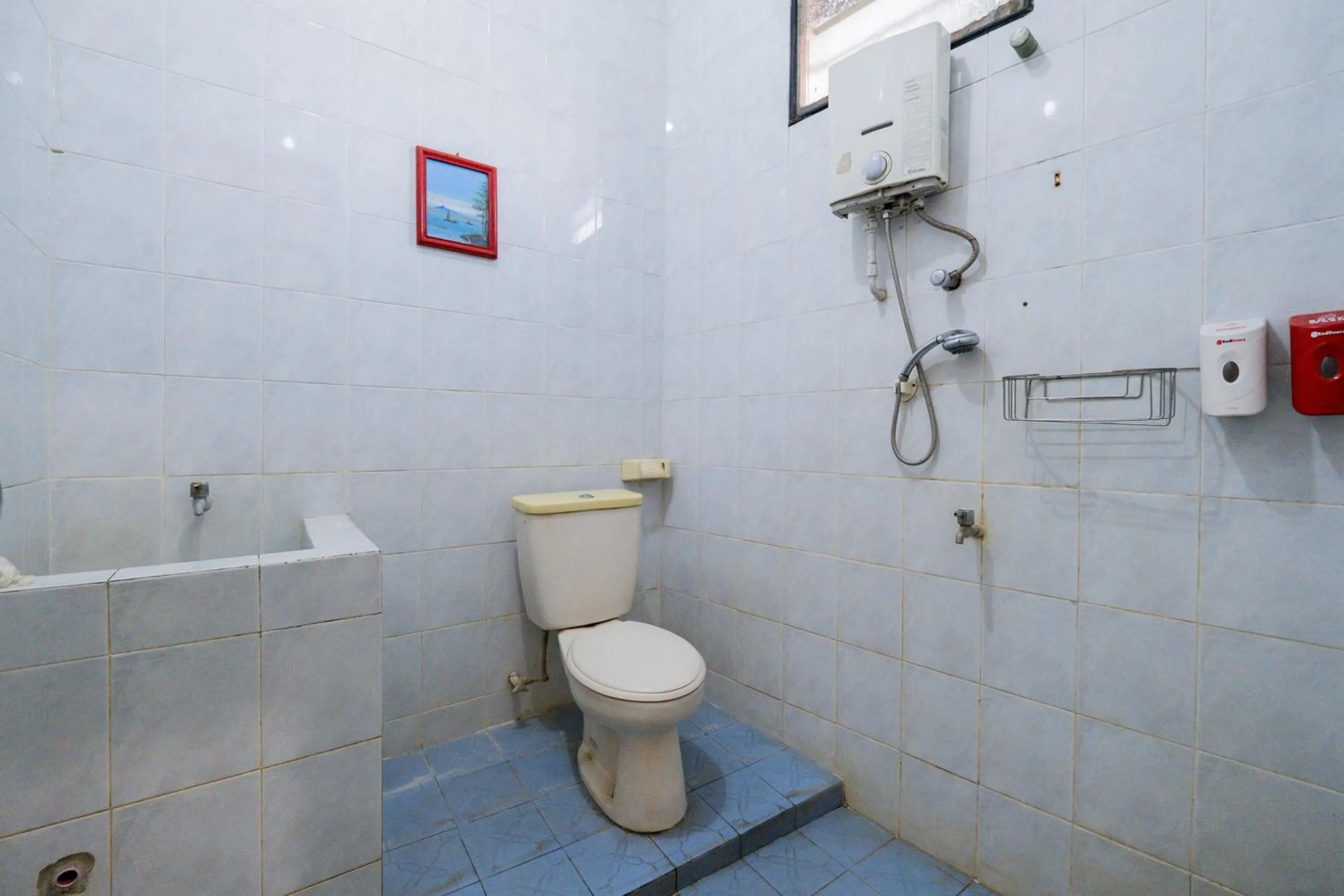 Bathroom in Palereman Hotel RedPartner near Jatim Park 1