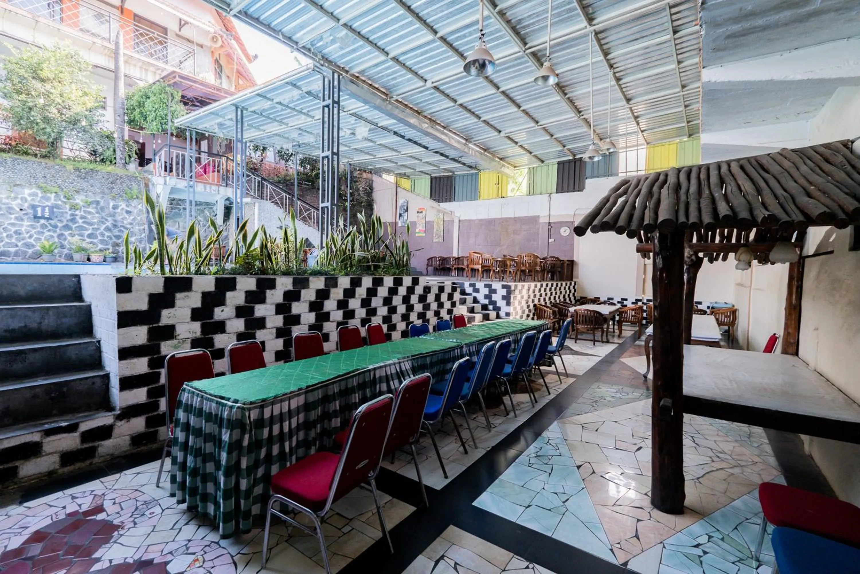 Dining area in Palereman Hotel RedPartner near Jatim Park 1