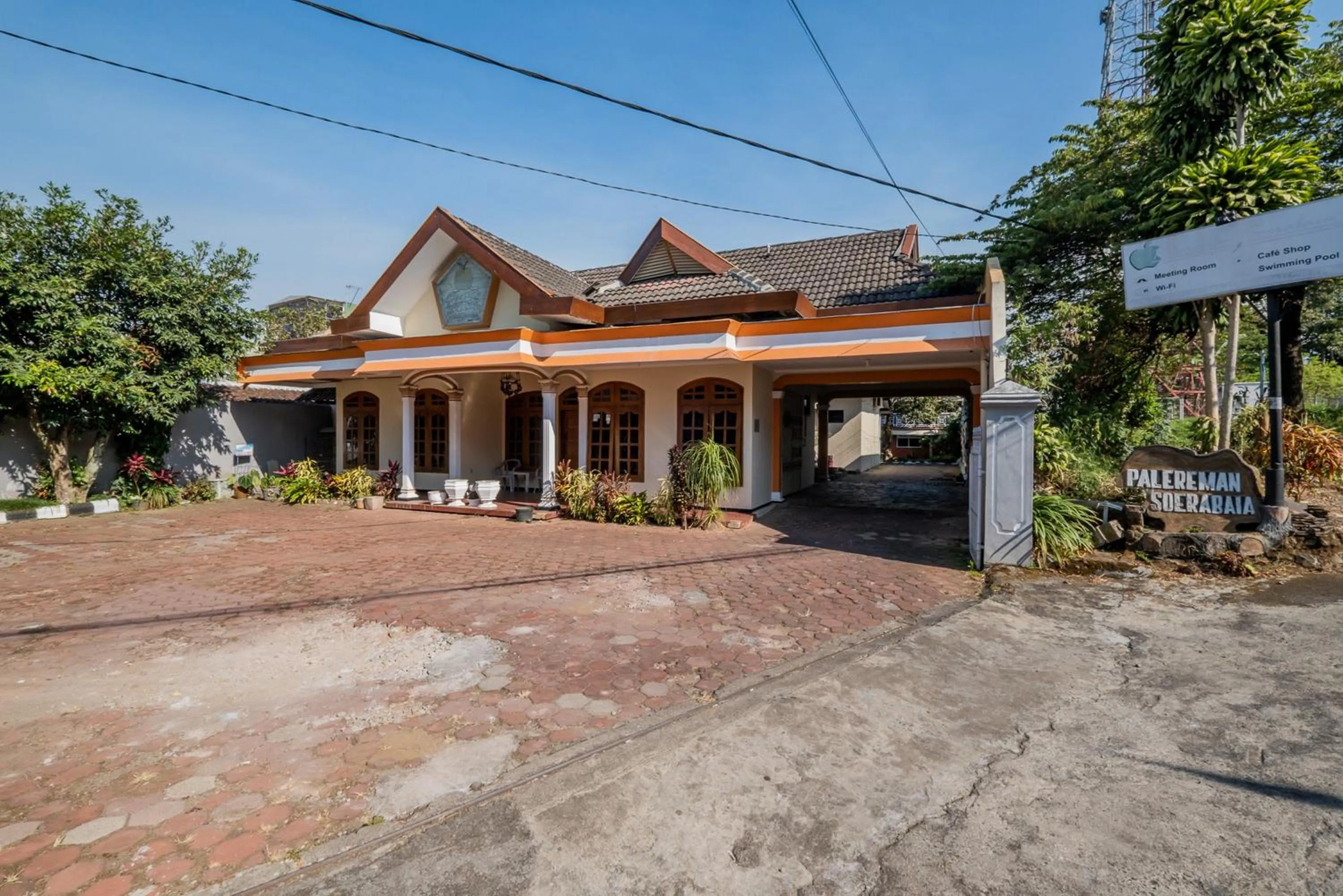 Property building in Palereman Hotel RedPartner near Jatim Park 1