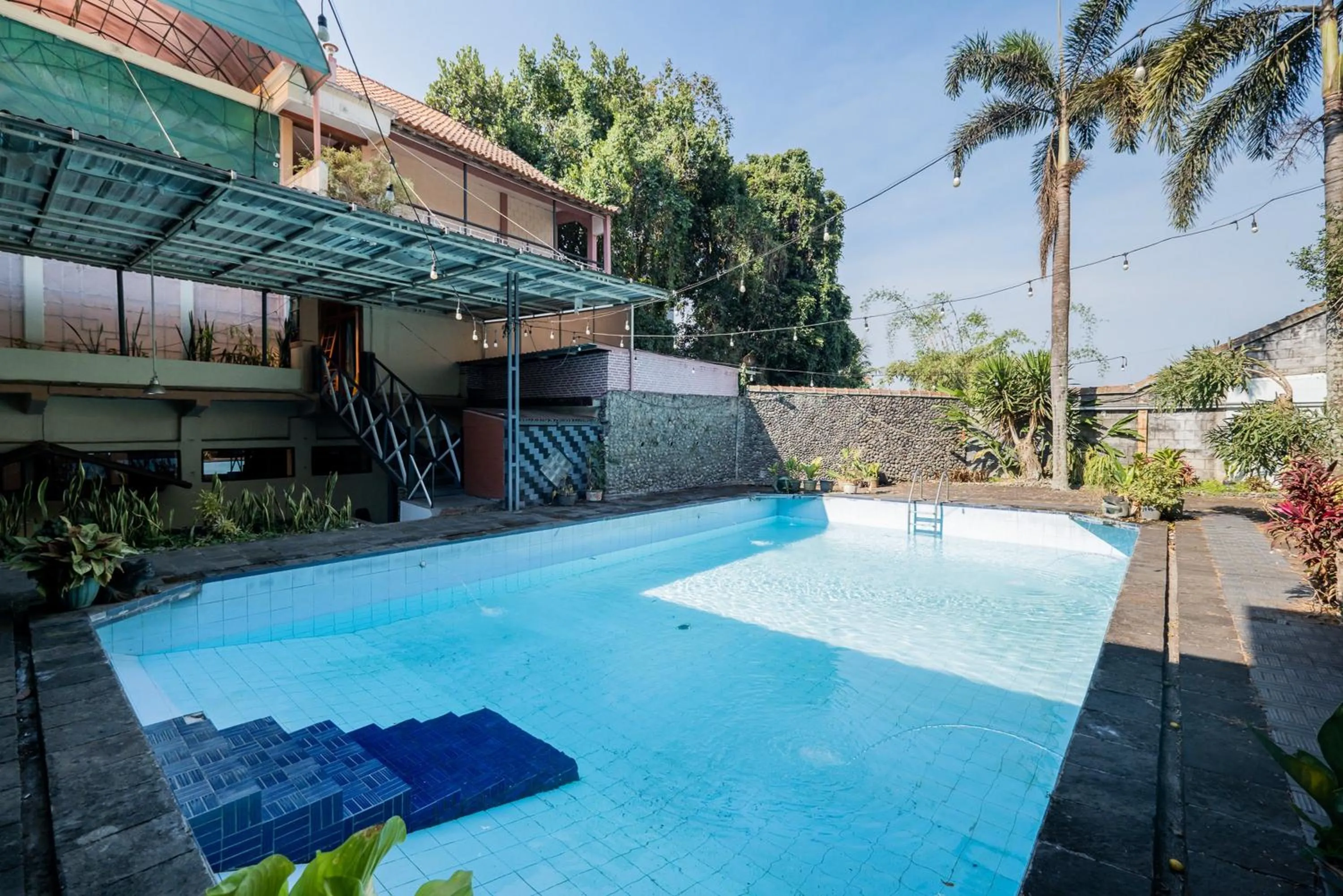 Swimming pool in Palereman Hotel RedPartner near Jatim Park 1