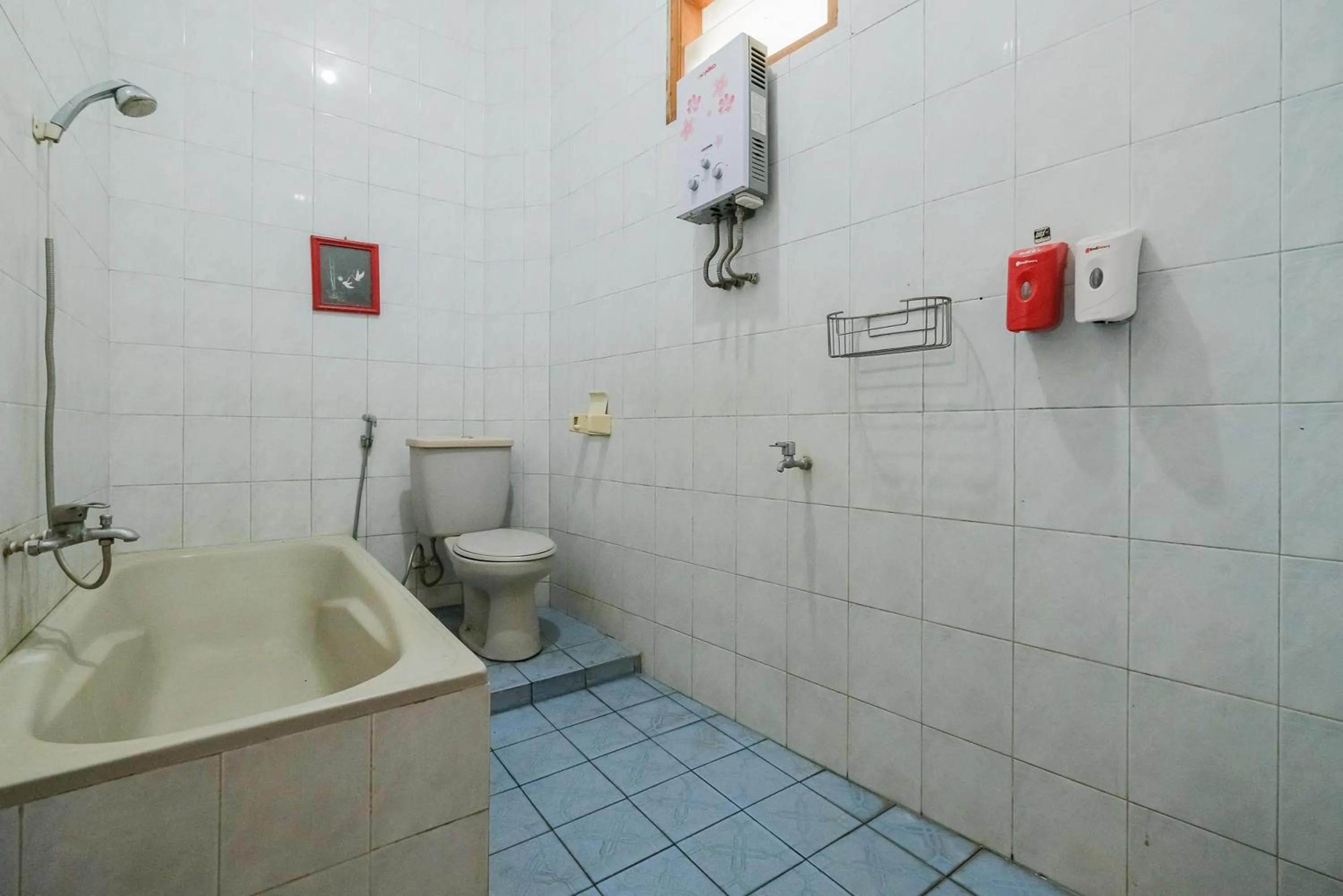Bathroom in Palereman Hotel RedPartner near Jatim Park 1