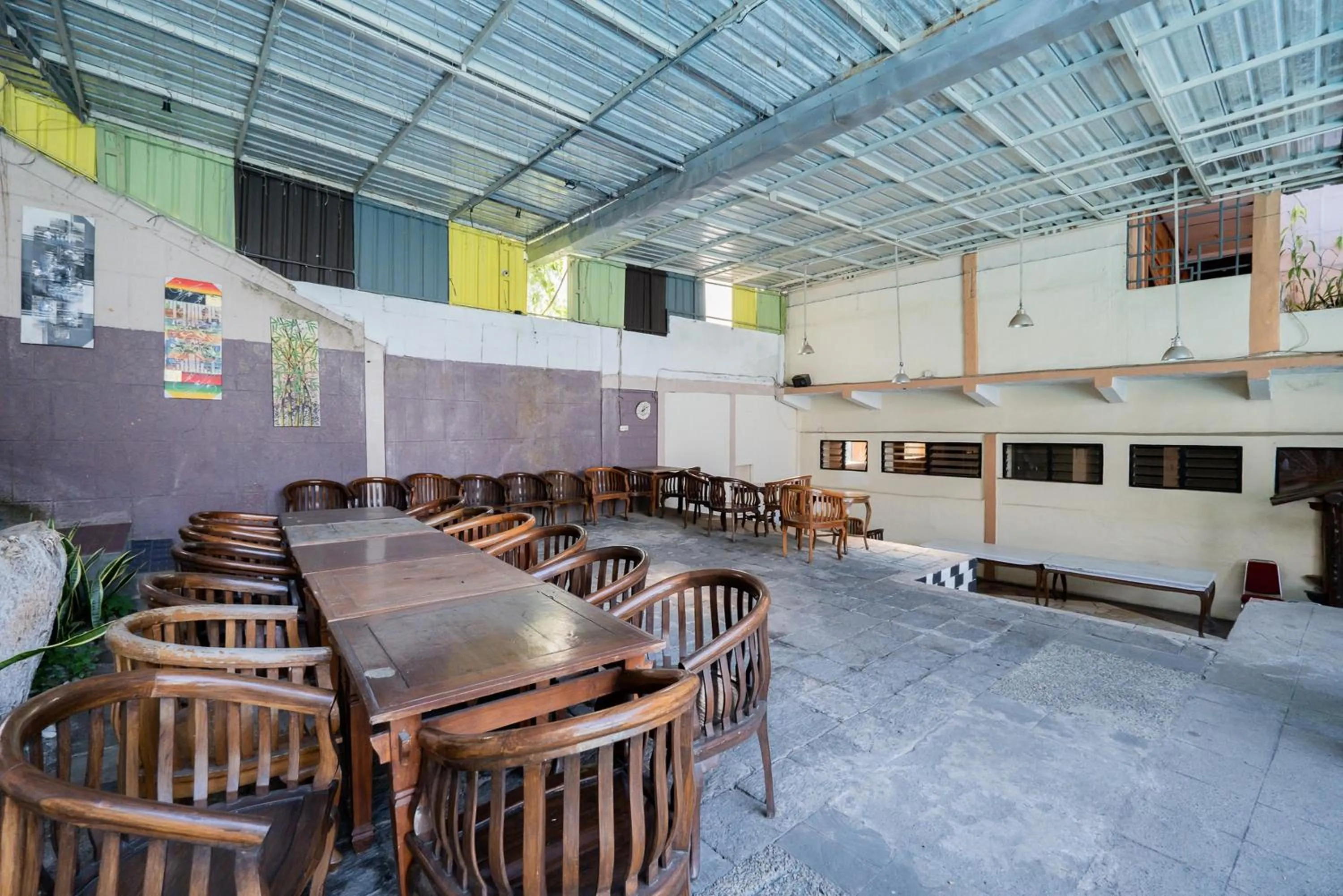 Restaurant/places to eat in Palereman Hotel RedPartner near Jatim Park 1