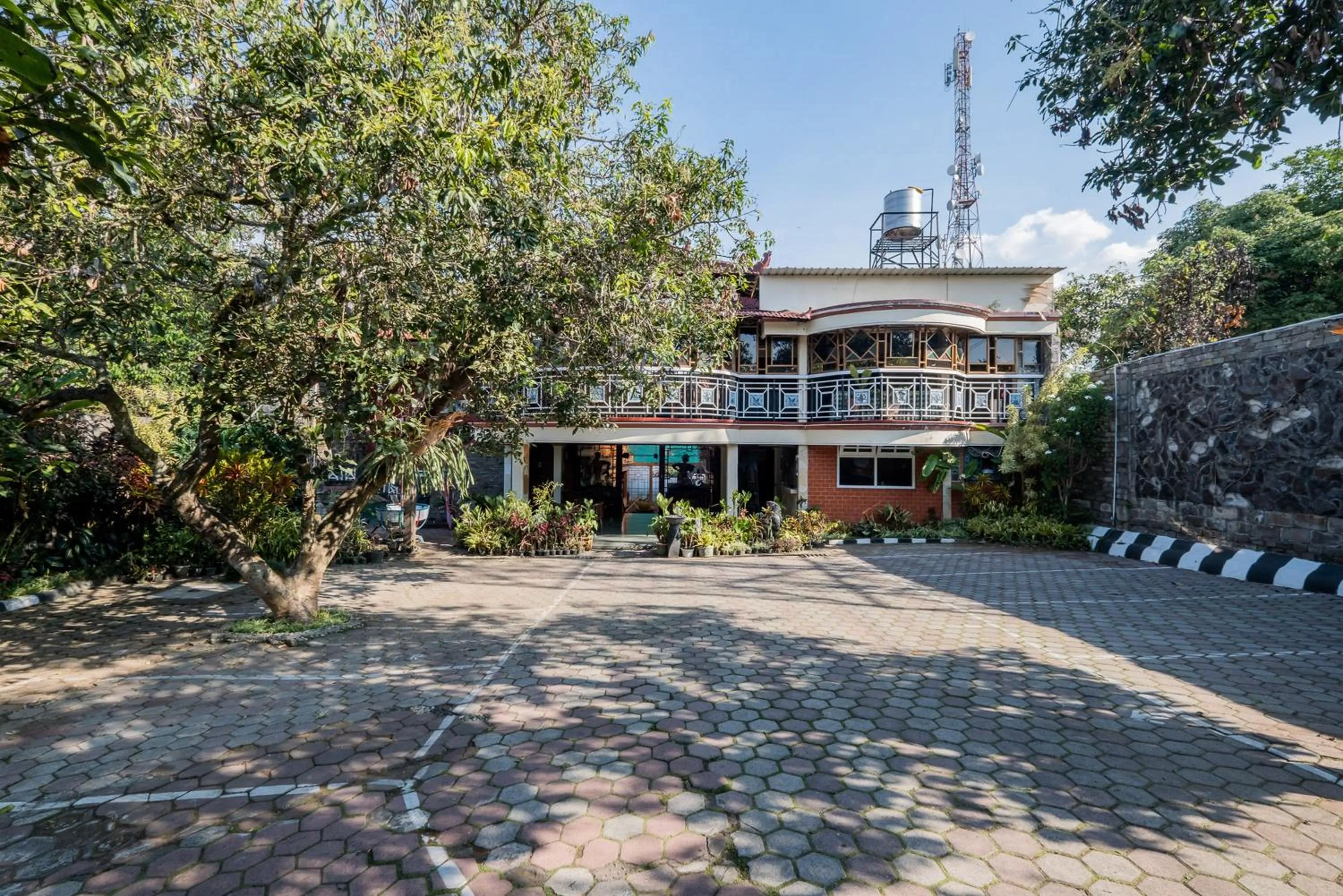 Property building in Palereman Hotel RedPartner near Jatim Park 1