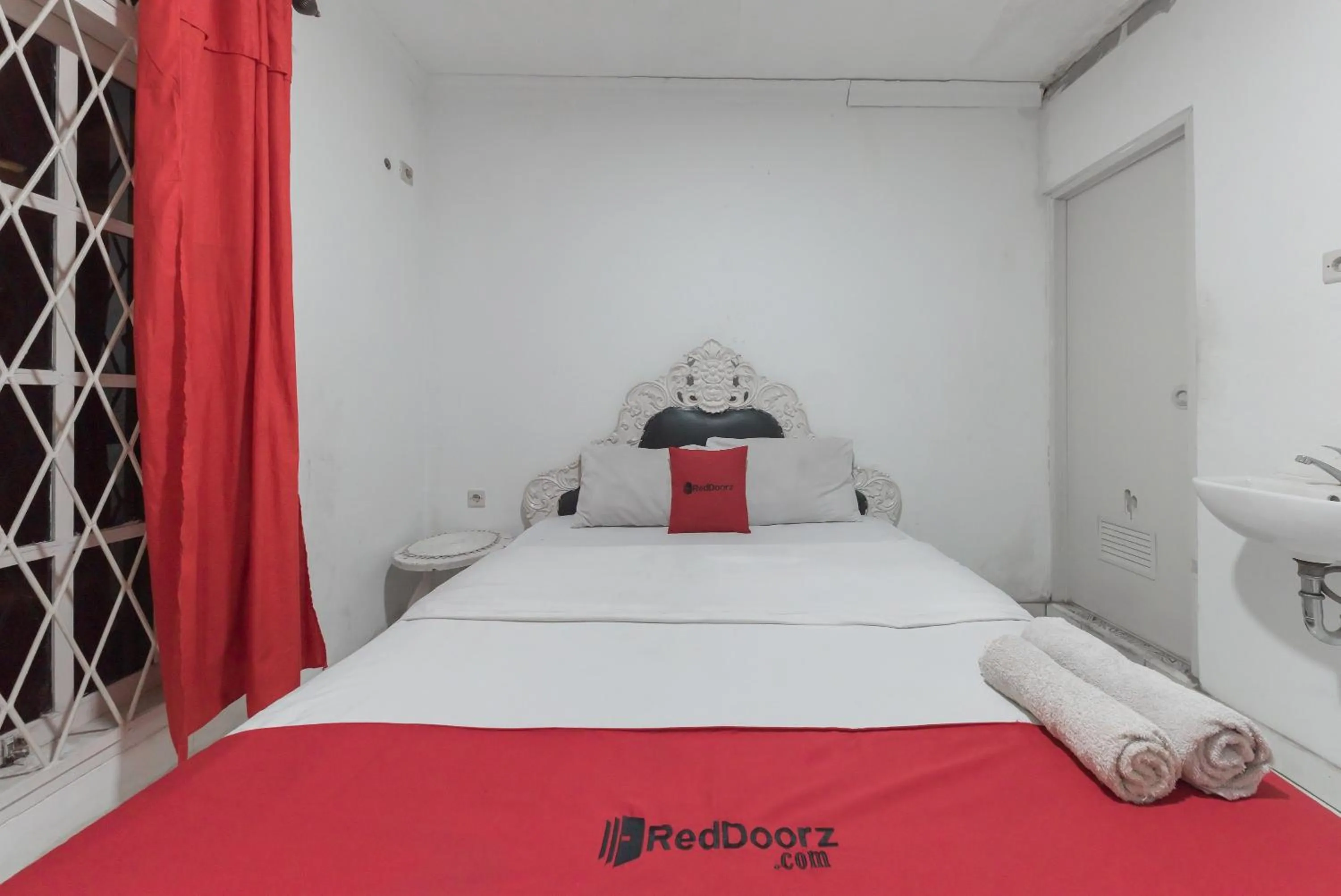 Bed in RedDoorz near Terminal Pasir Hayam Cianjur