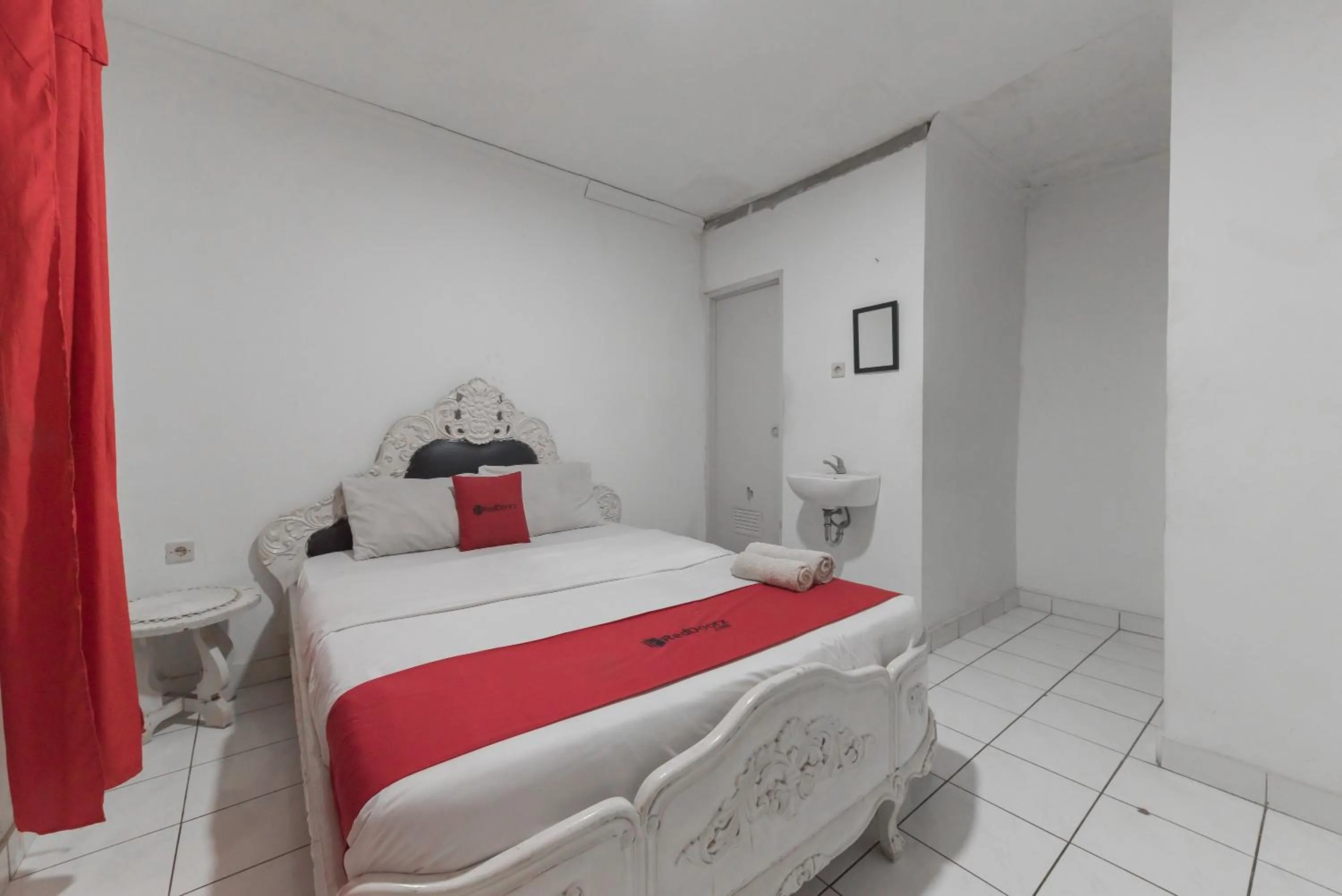 Bed in RedDoorz near Terminal Pasir Hayam Cianjur