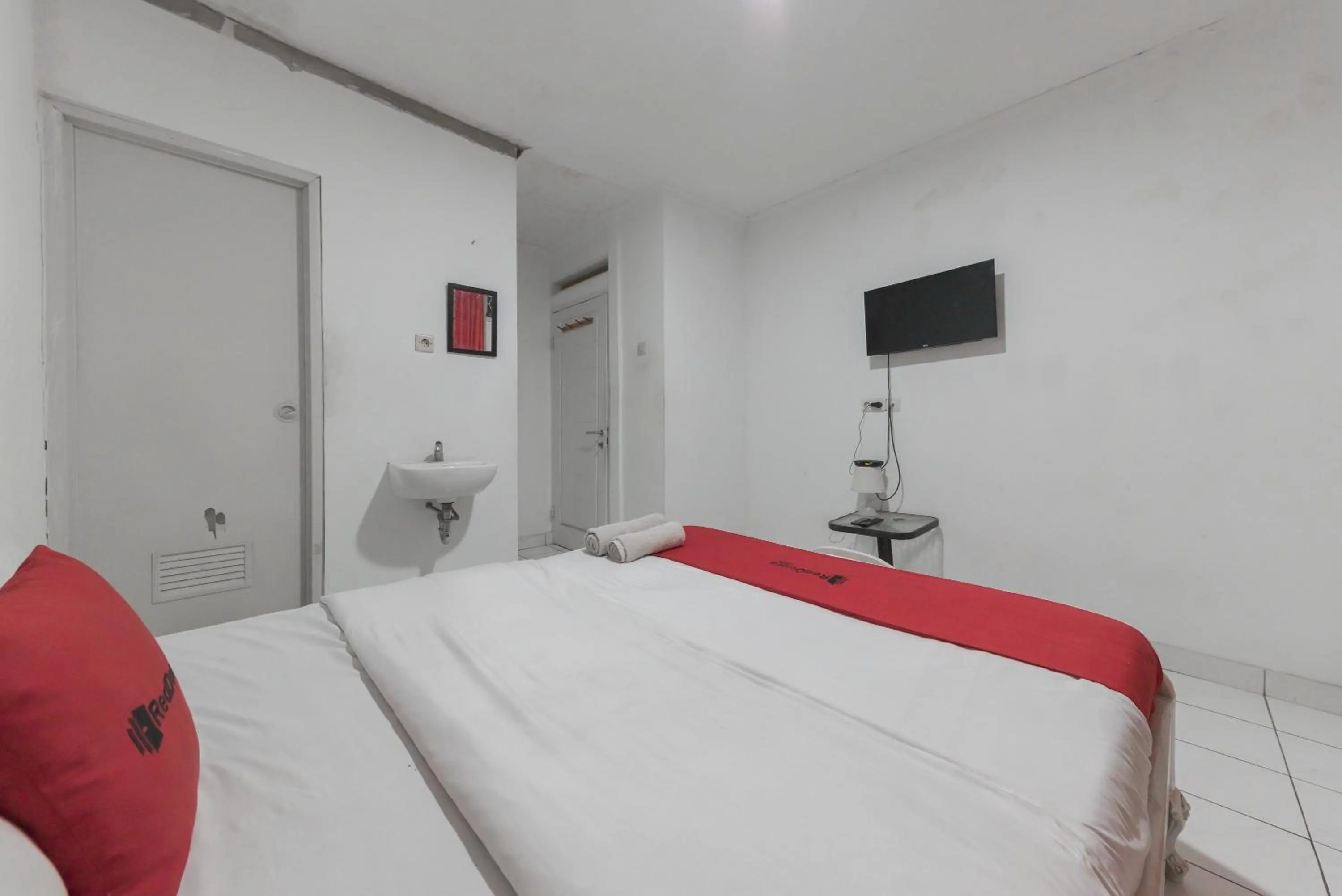 Bed in RedDoorz near Terminal Pasir Hayam Cianjur