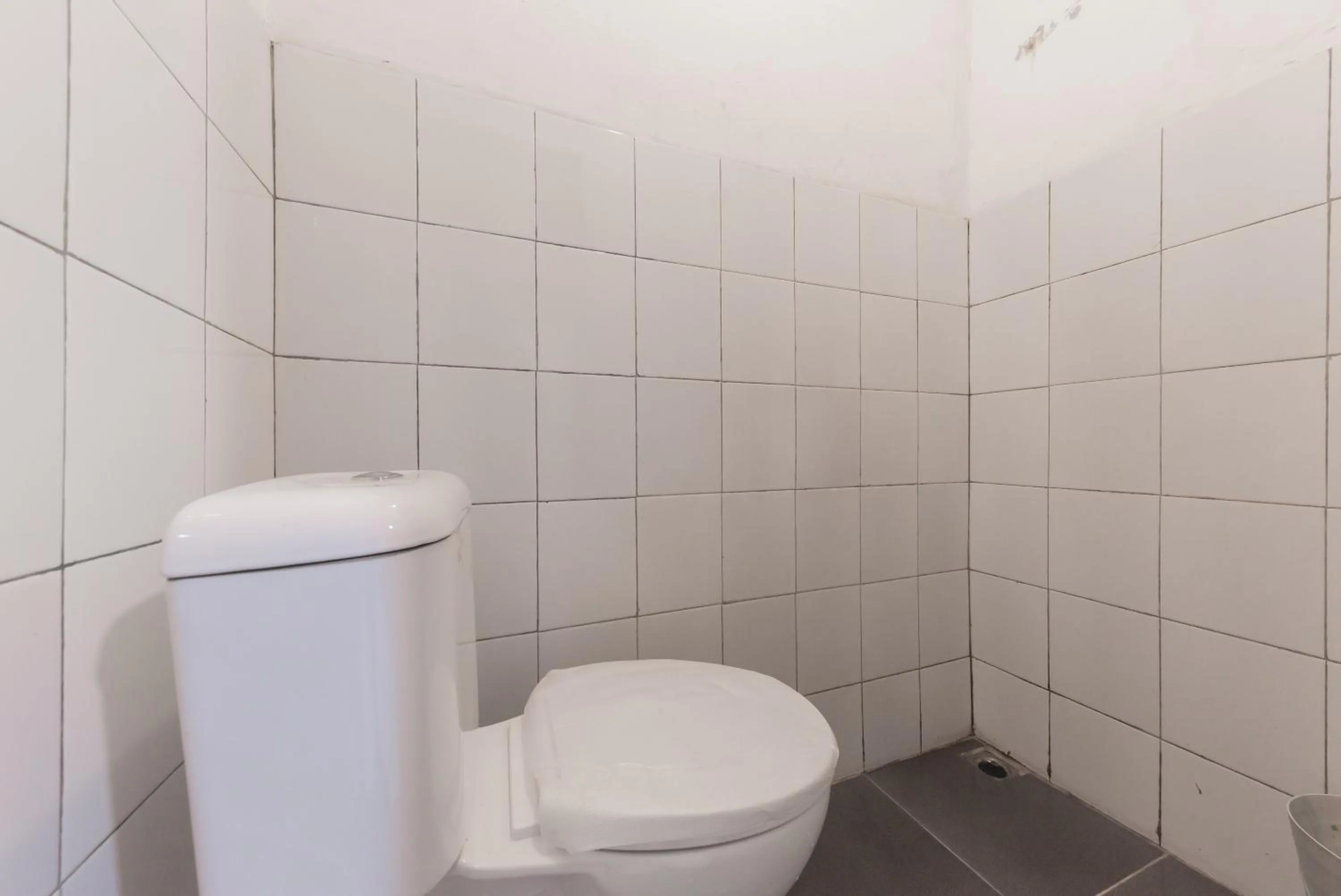 Bathroom in RedDoorz near Terminal Pasir Hayam Cianjur