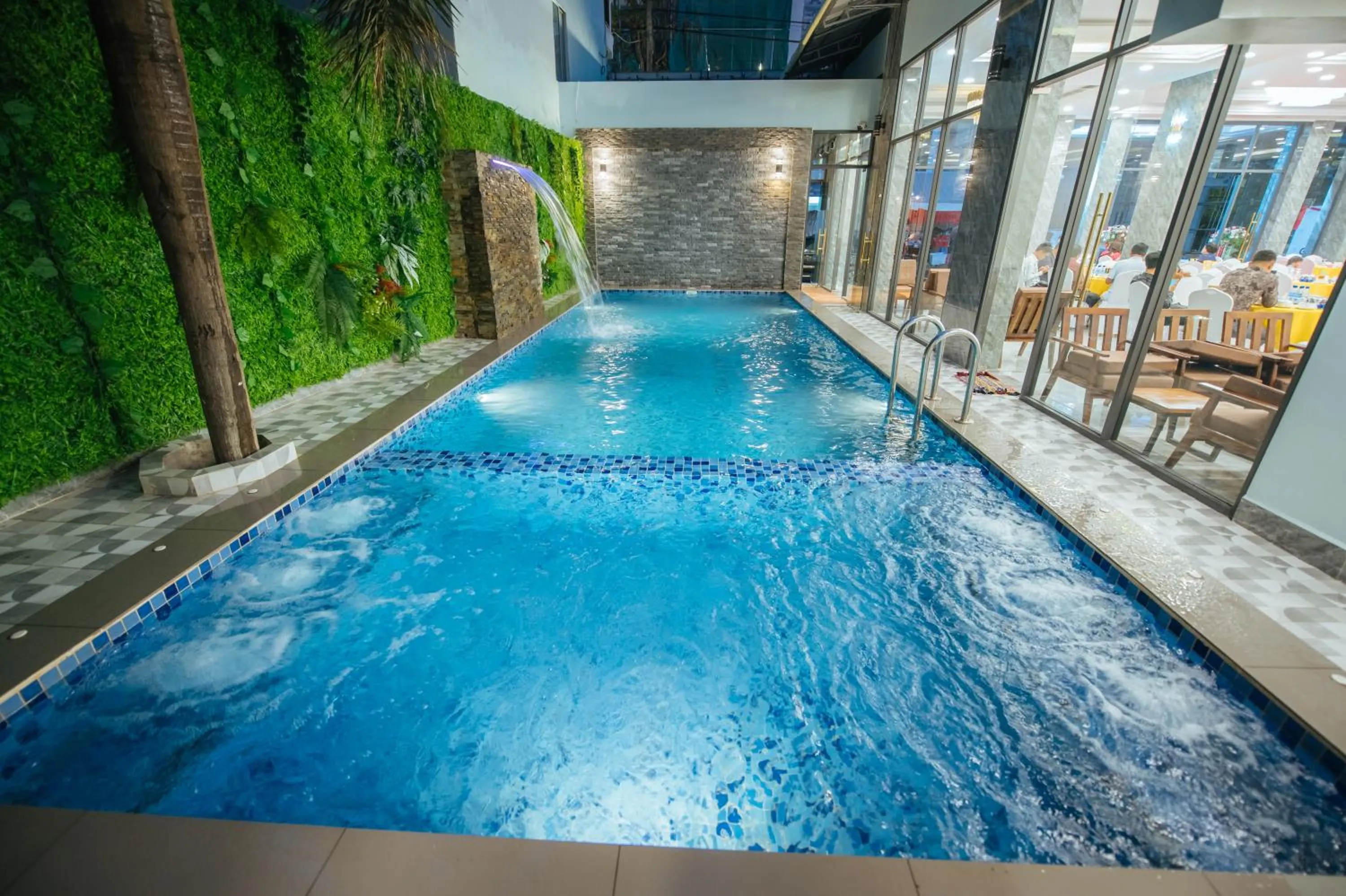 Swimming pool in Twin Hotel Kampot