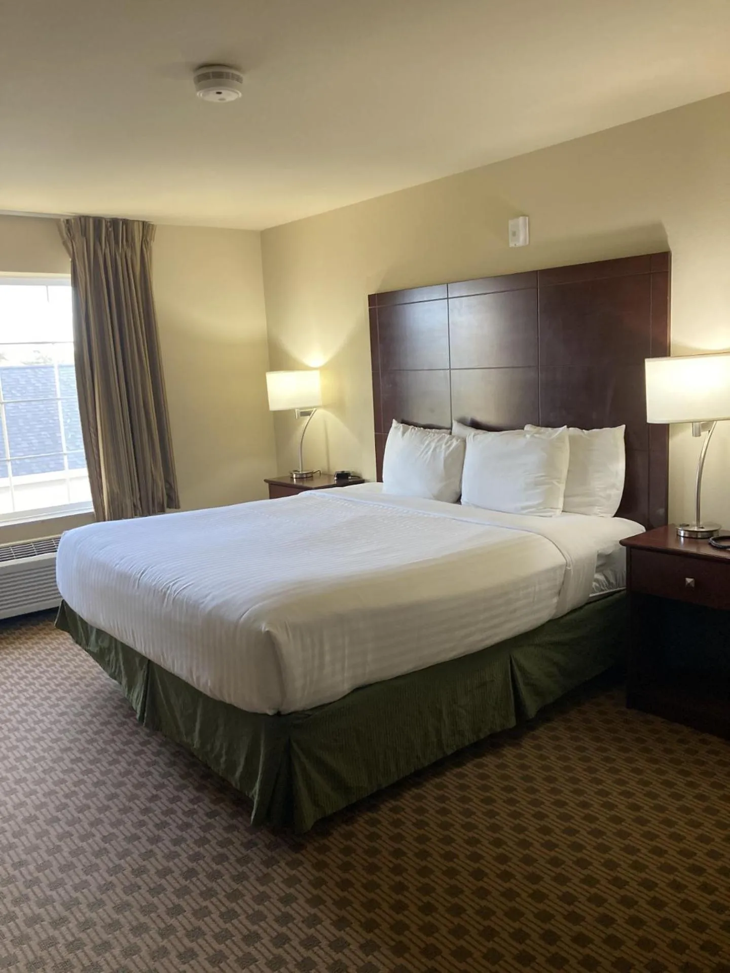 Bed in Cobblestone Hotel & Suites - Broken Bow