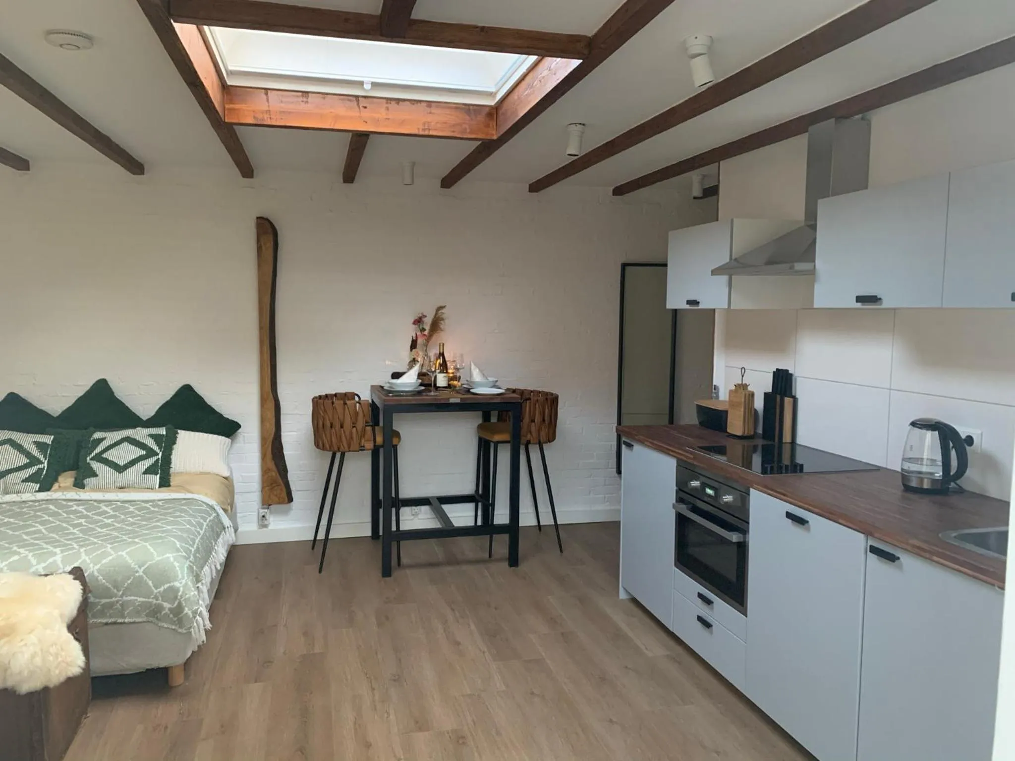 Dining area in Cottage 44 - Free parking!