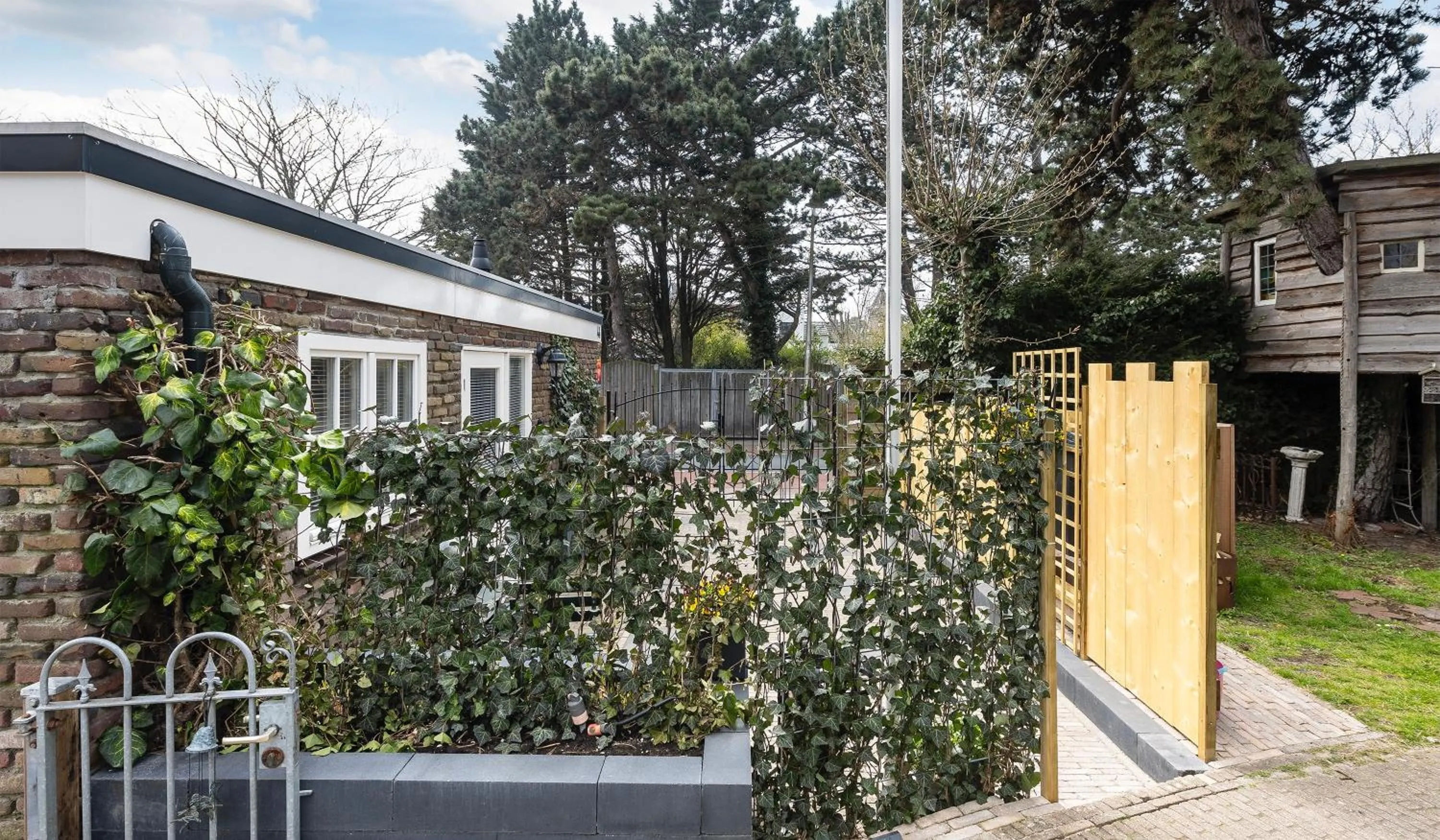 Property building in Cottage 44 - Free parking!