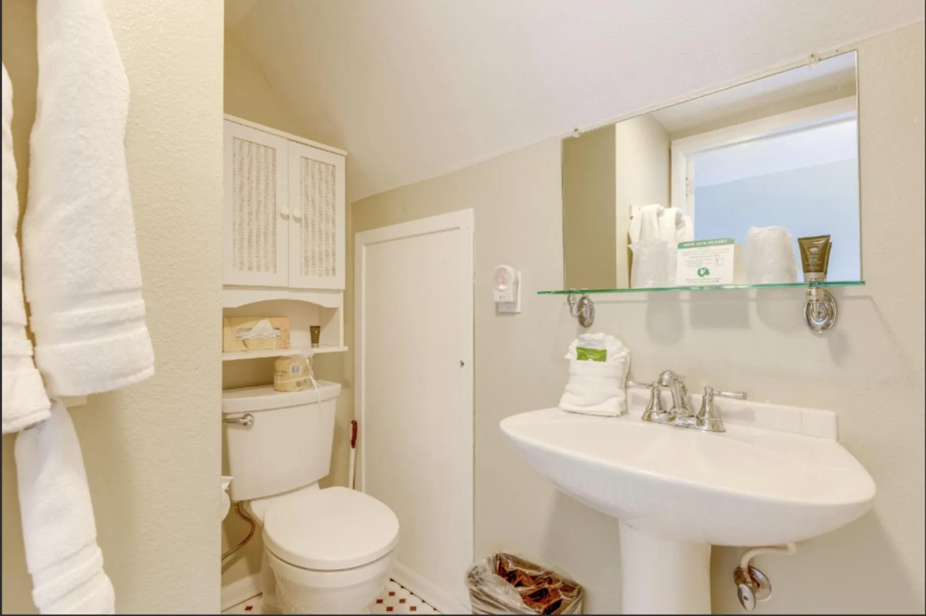 Bathroom in Gilbert Inn Seaside