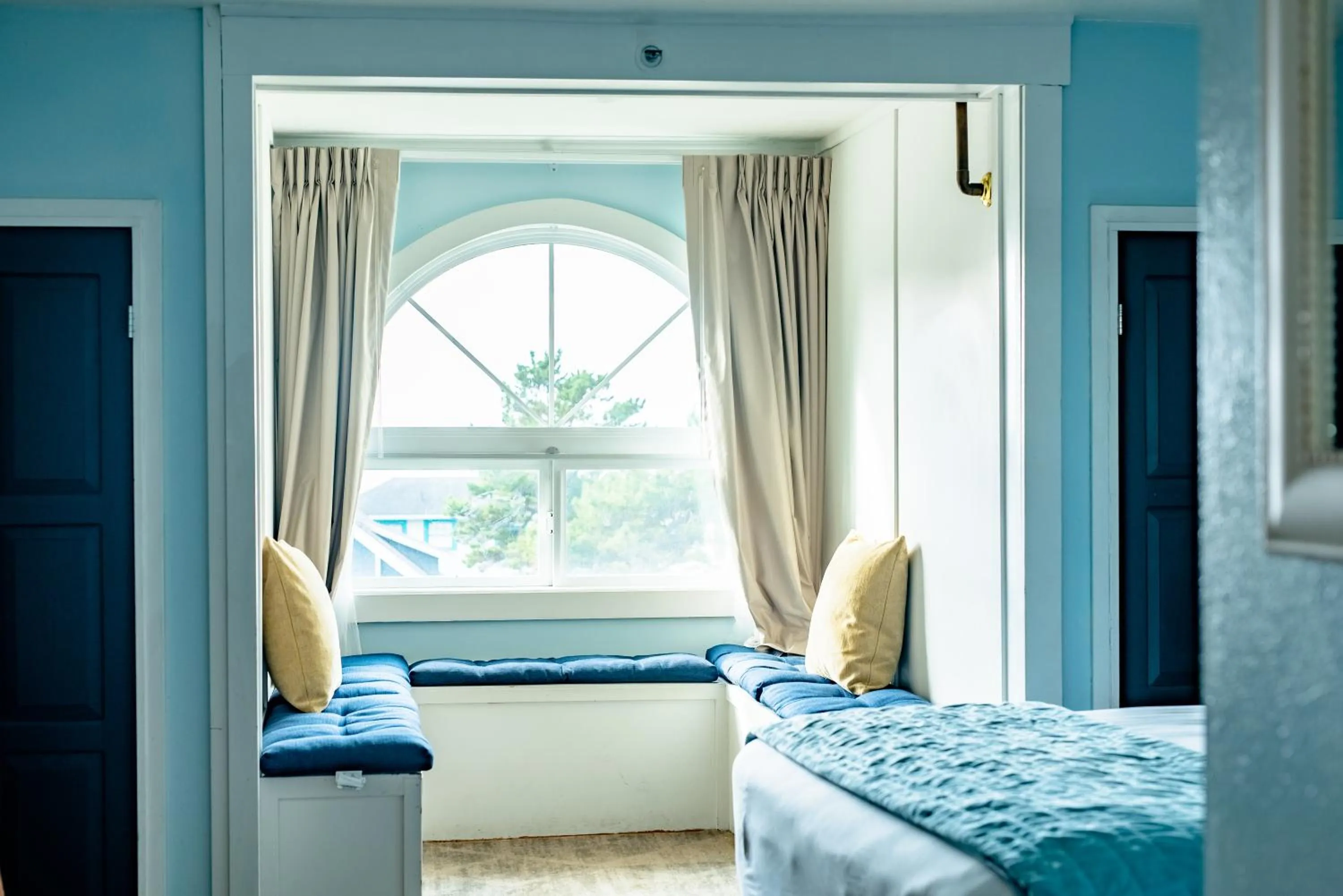 Bedroom, Bed in Gilbert Inn Seaside