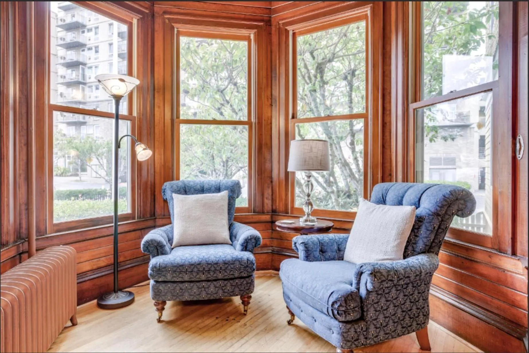 Seating area in Gilbert Inn Seaside
