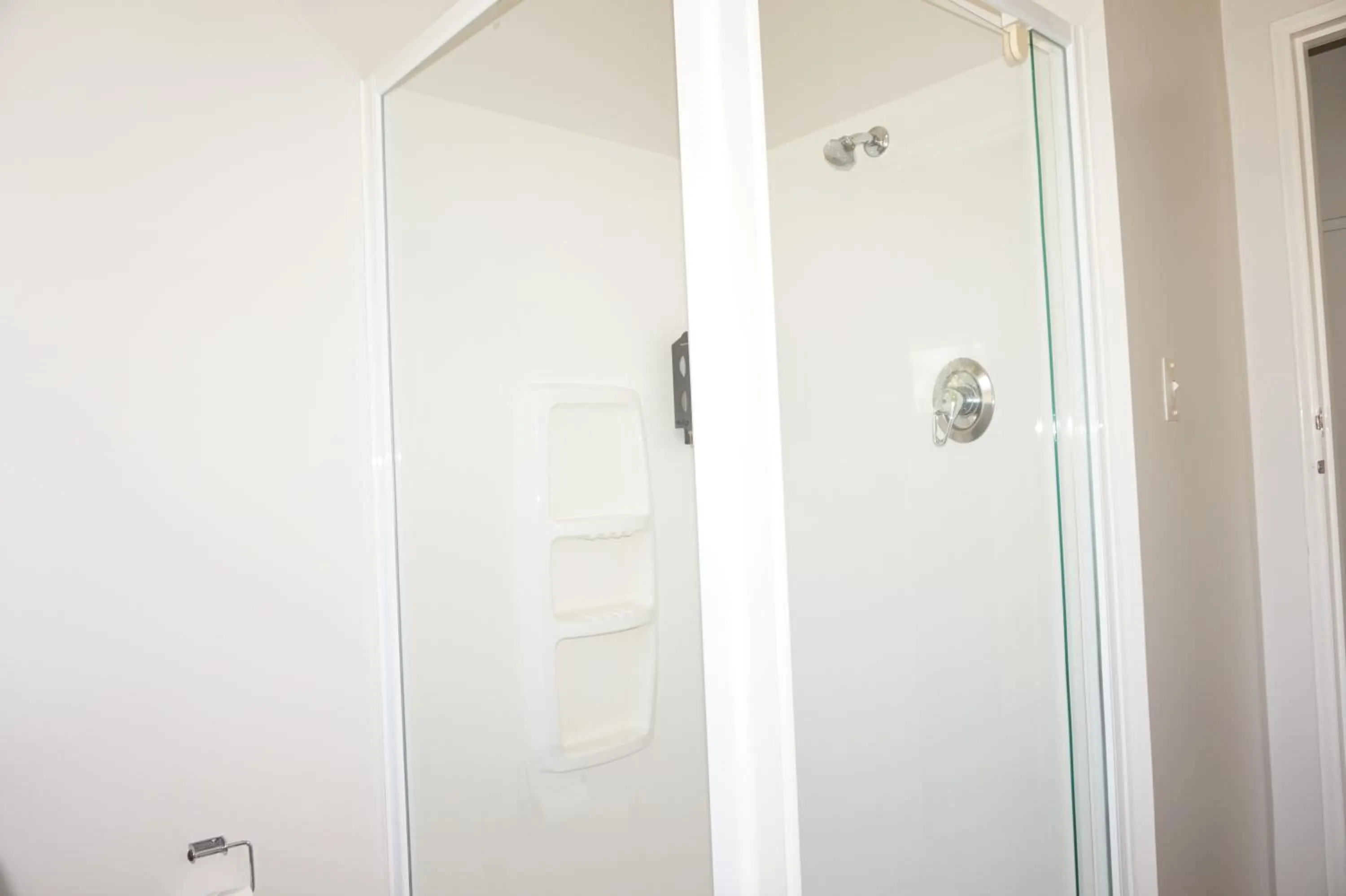 Shower in Ashleigh Court Motel-Christchurch Hagley Park