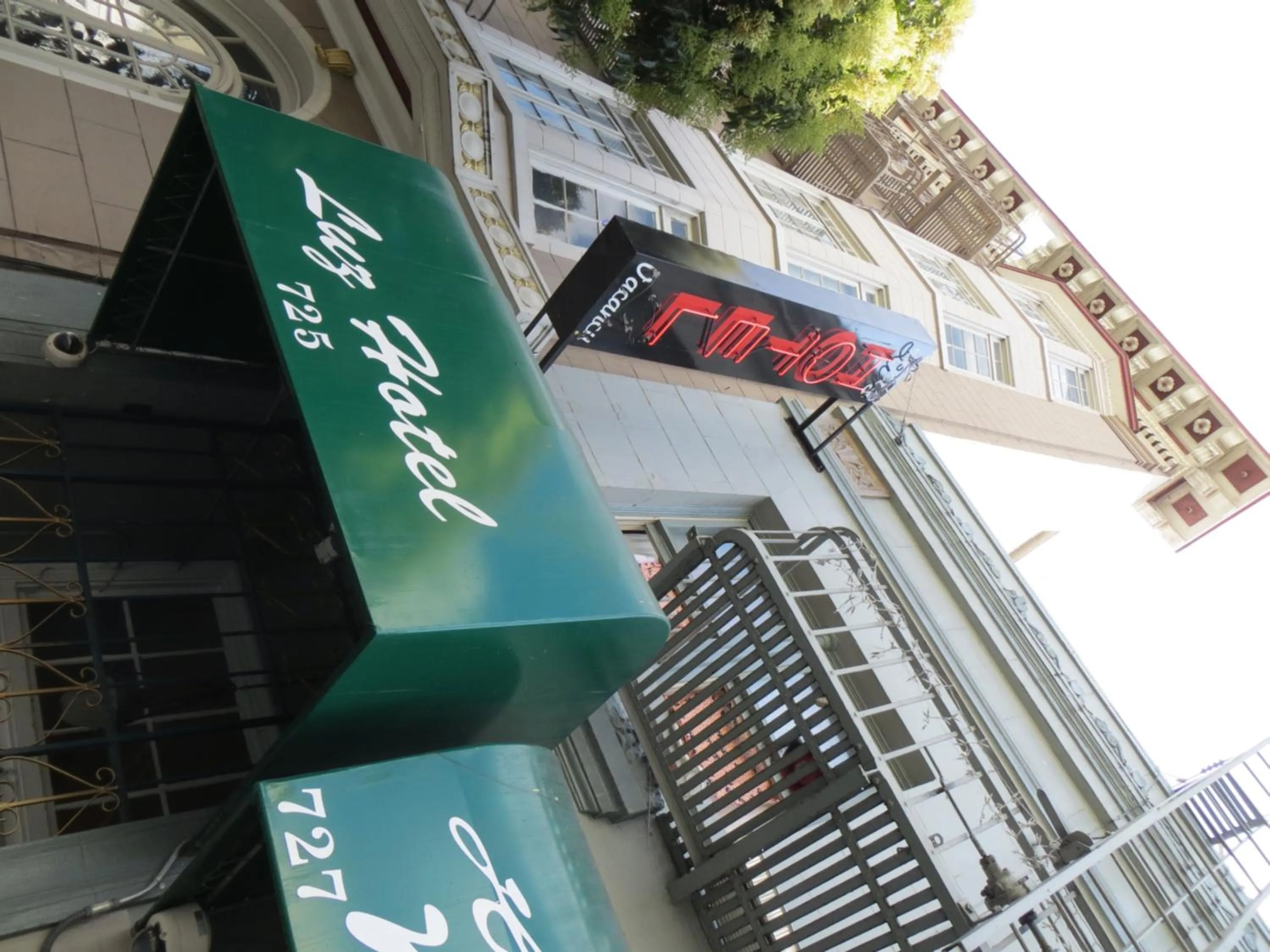 Facade/entrance in Luz Hotel
