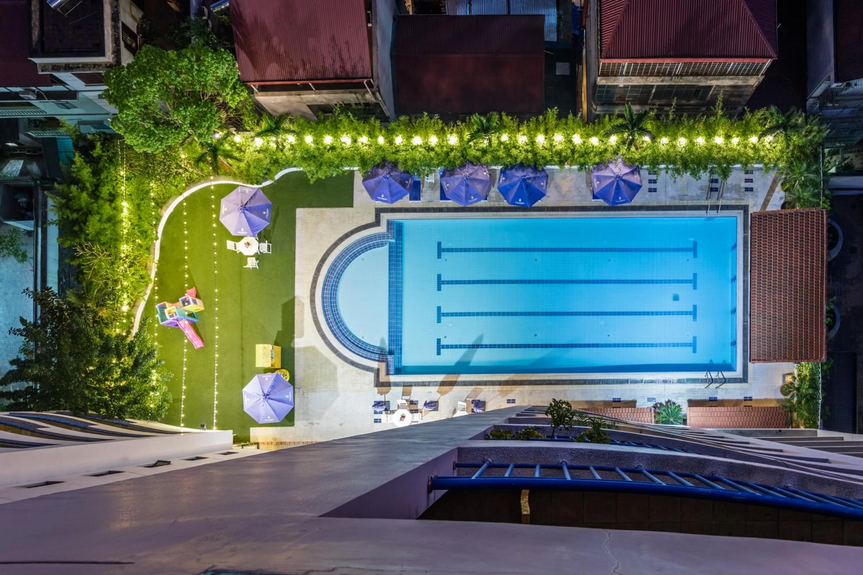 Swimming pool in Rose Garden Residences