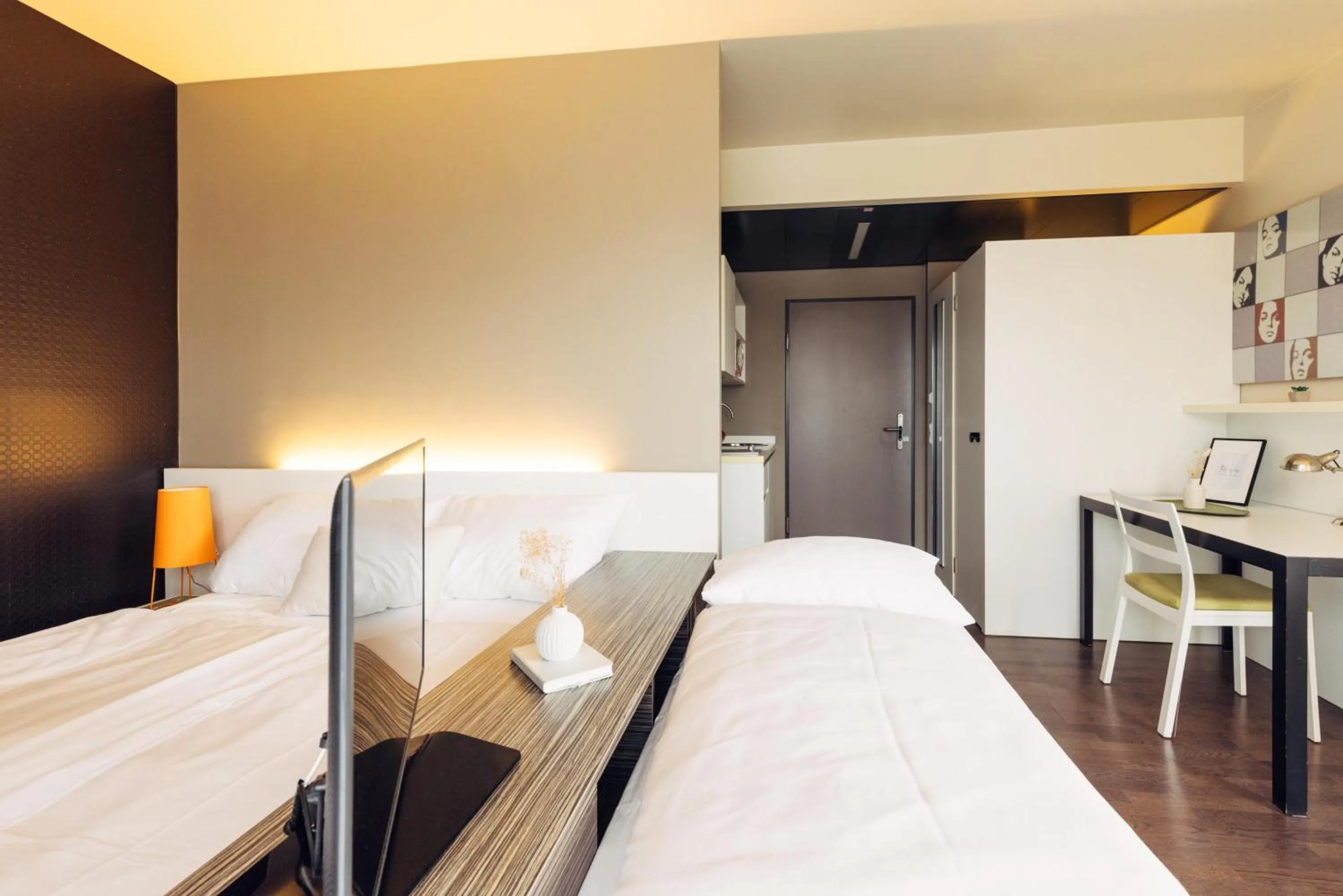 Photo of the whole room, Bed in harry's home Hart bei Graz hotel & apartments