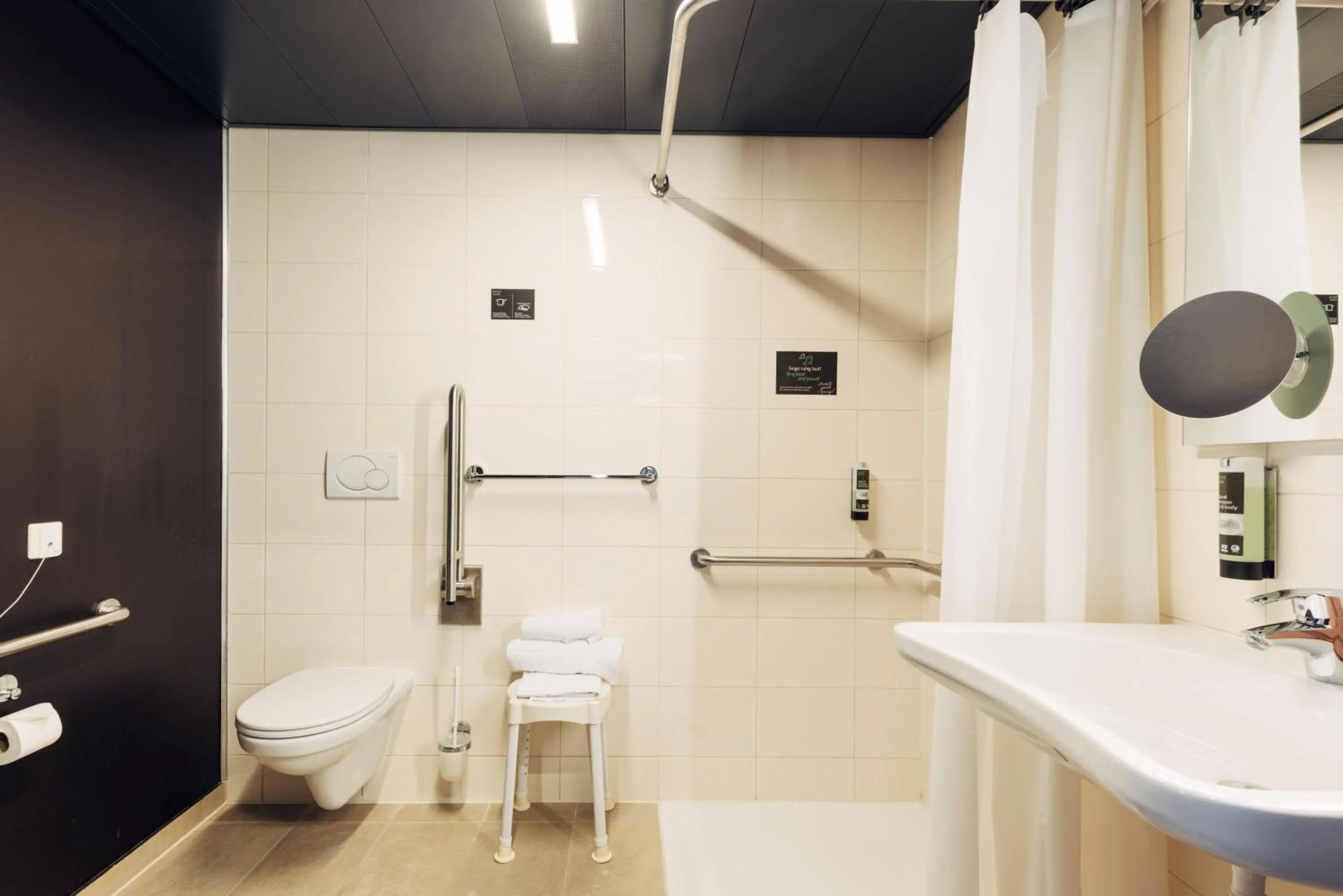 Bathroom in harry's home Hart bei Graz hotel & apartments