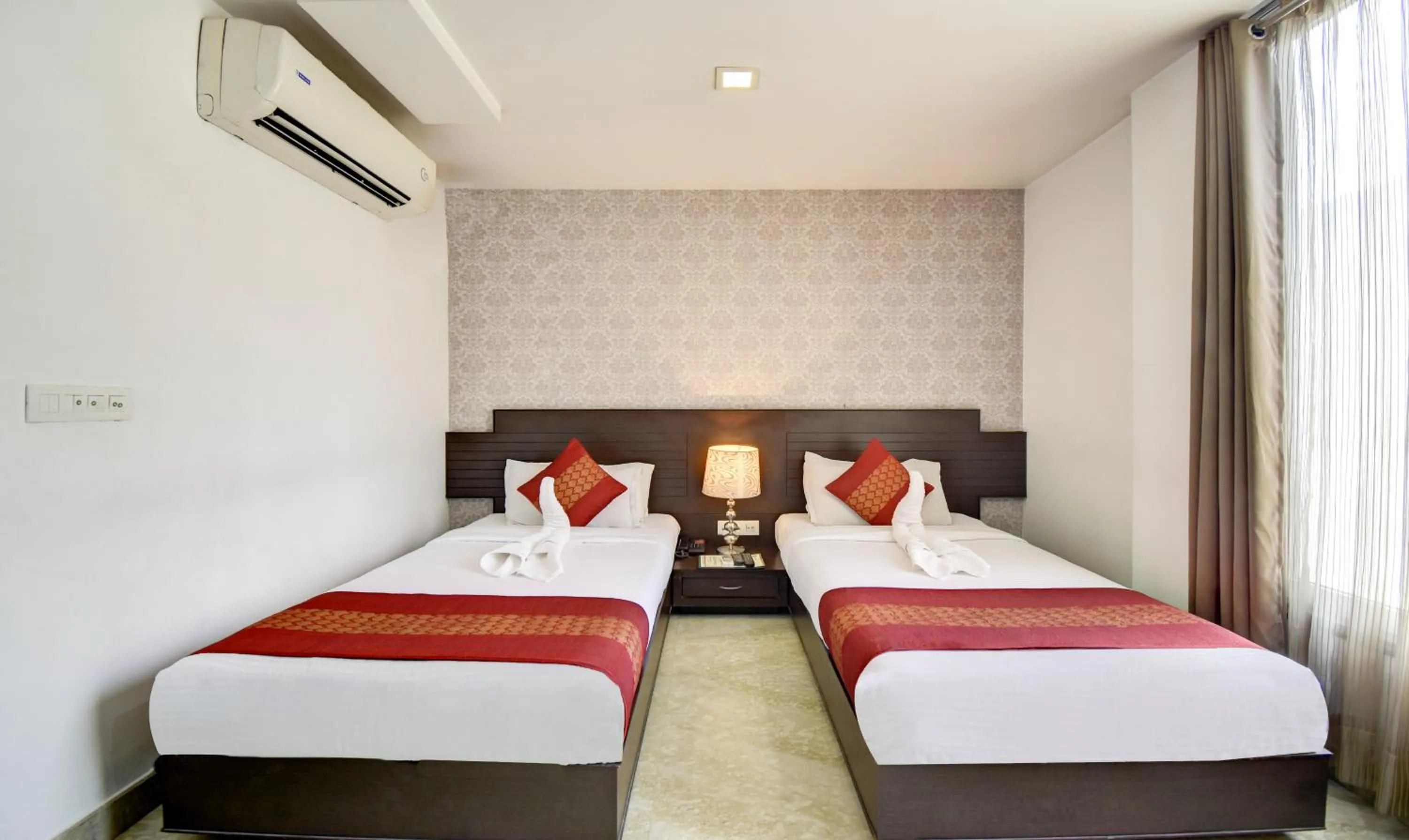 Bed in Hotel Raya Inn